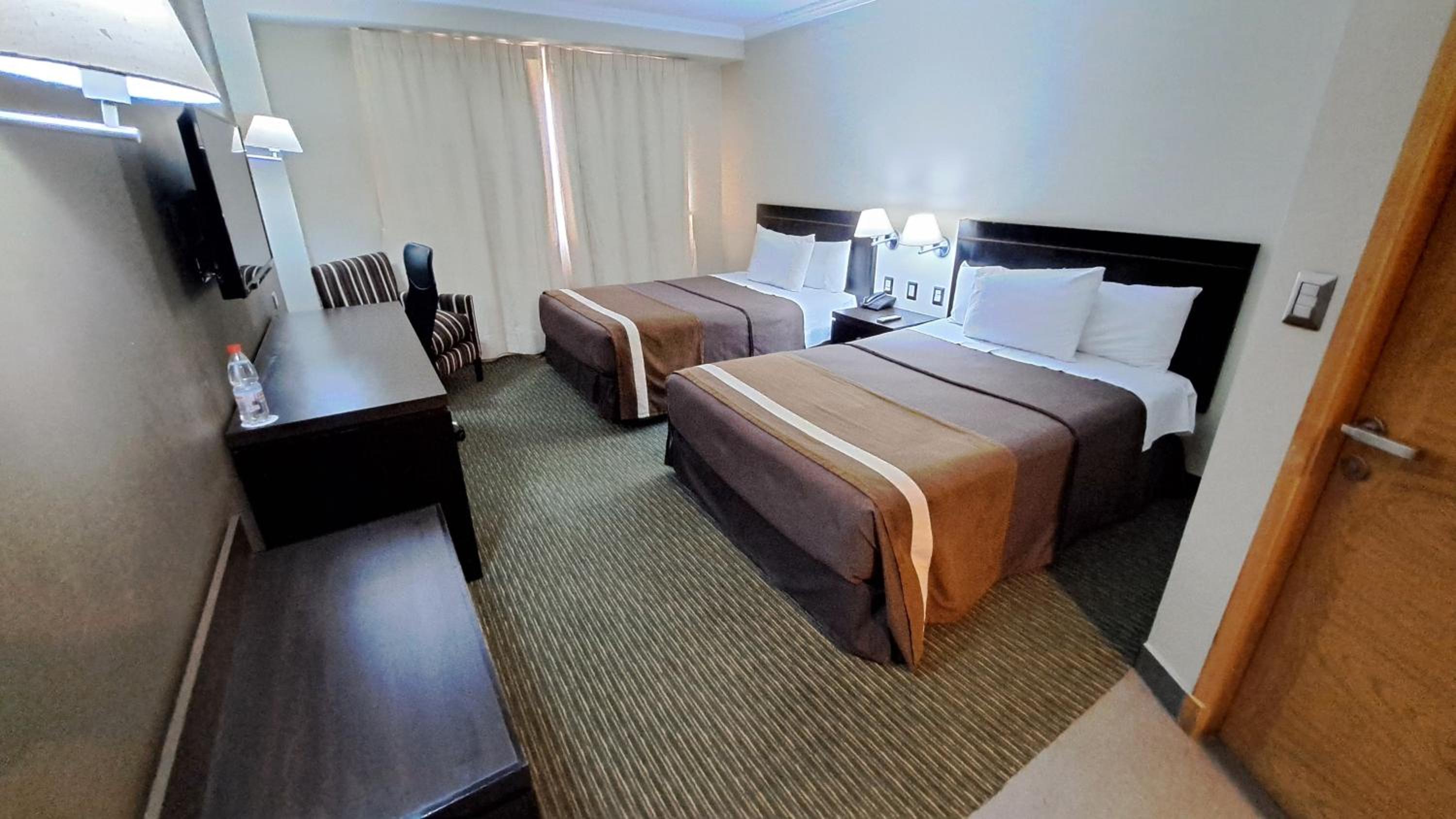 Queen Room with Two Queen Beds photo 2