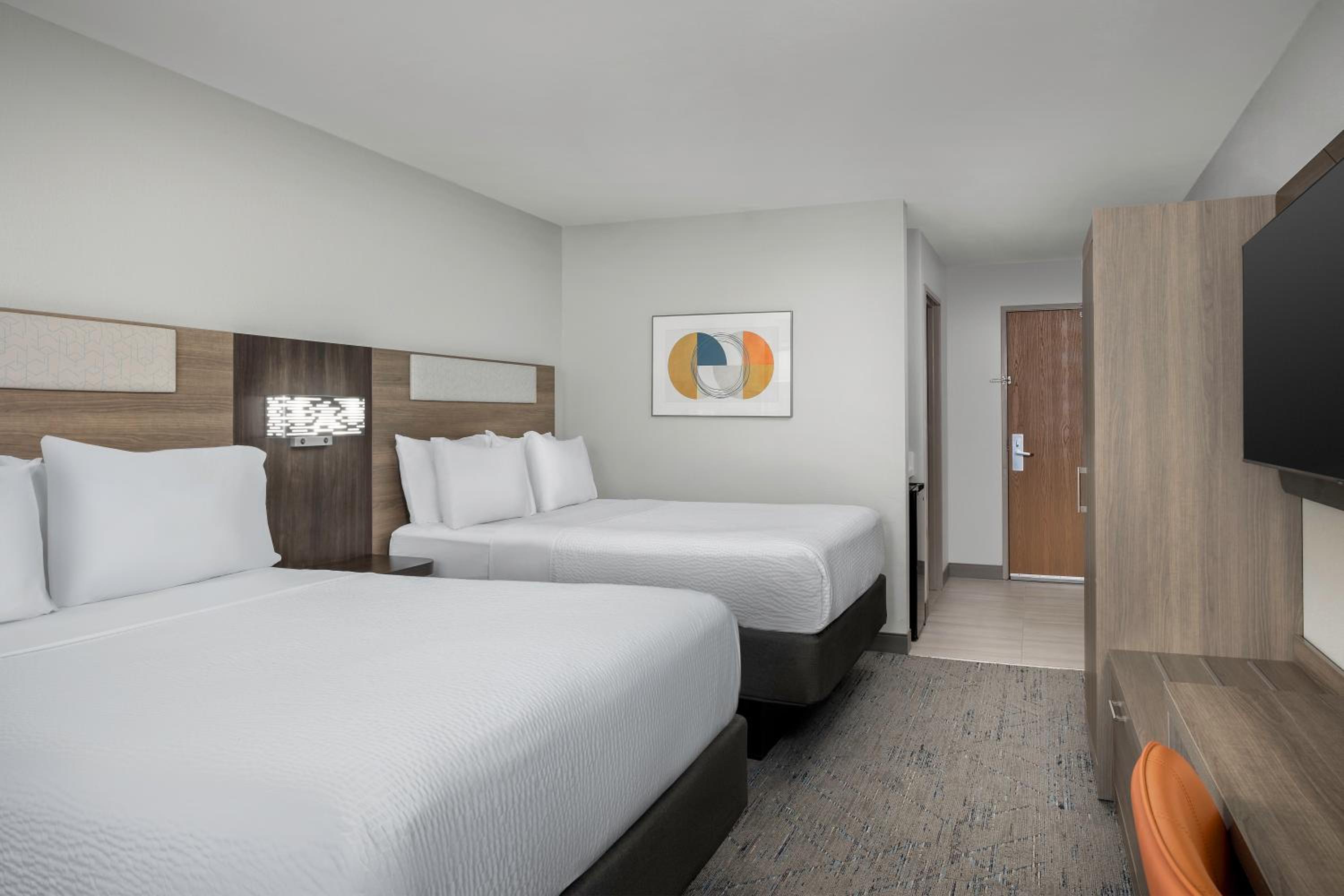 Standard Room with Two Queen Beds - Photo 9