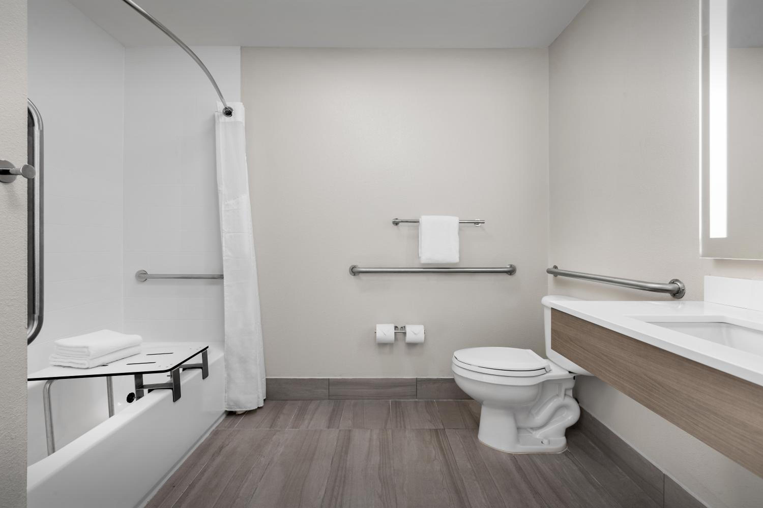 Standard King Room with Mobility Accessible Tub - Photo 3