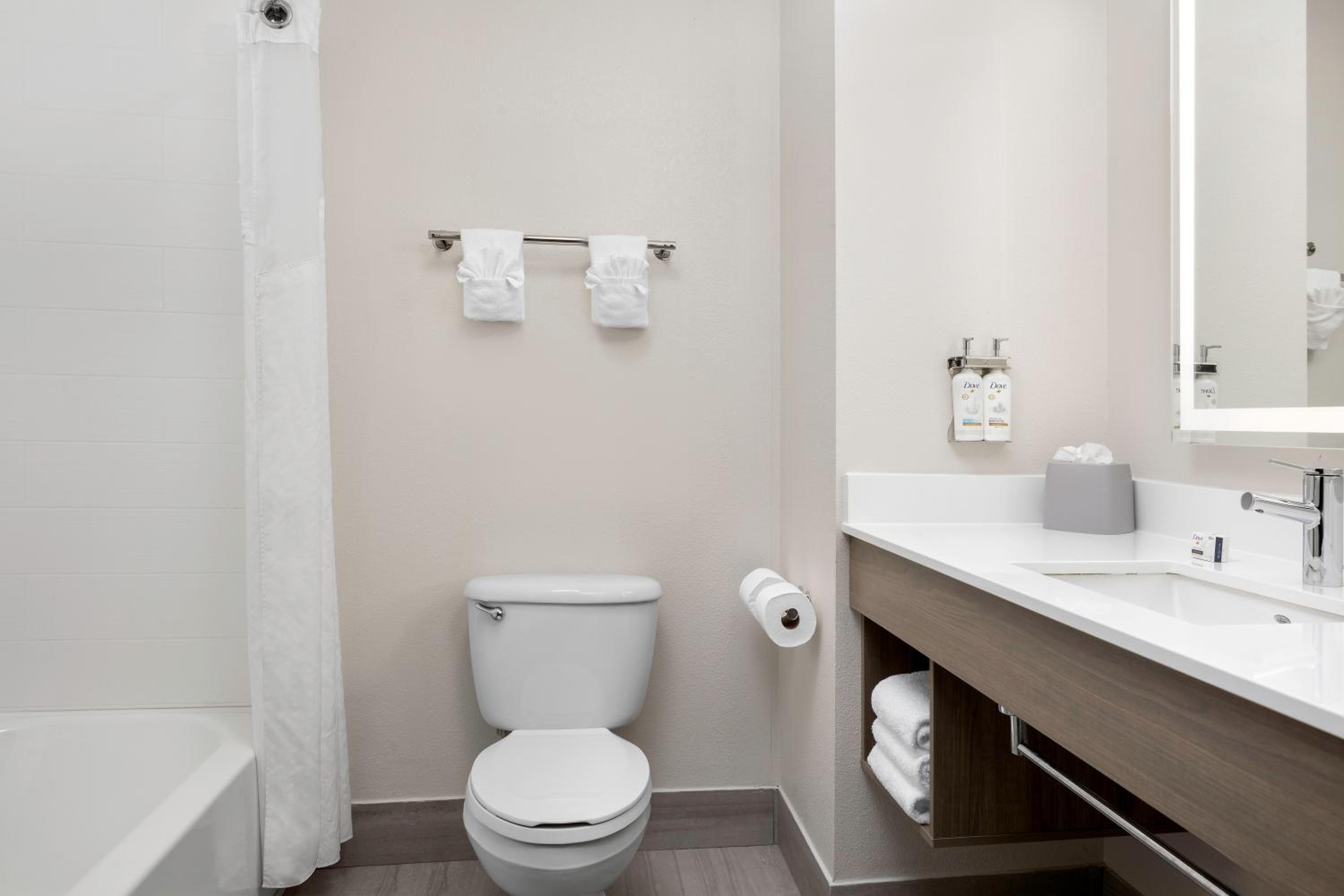 Standard King Room - Photo 12