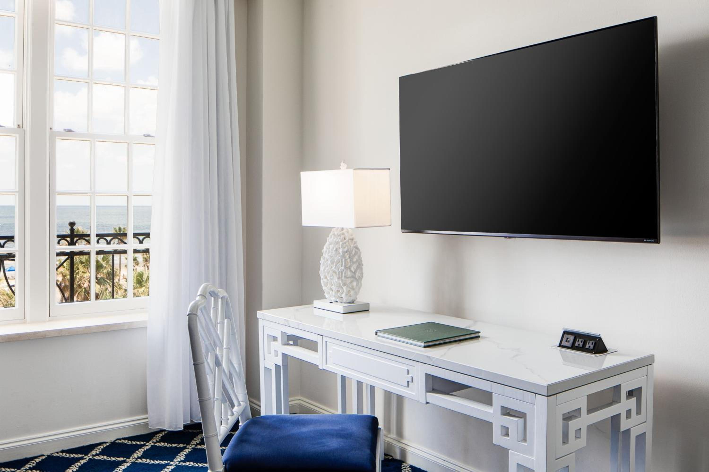 Double Room with Two Double Beds and City View - Beachfront/Pool Access - Photo 7
