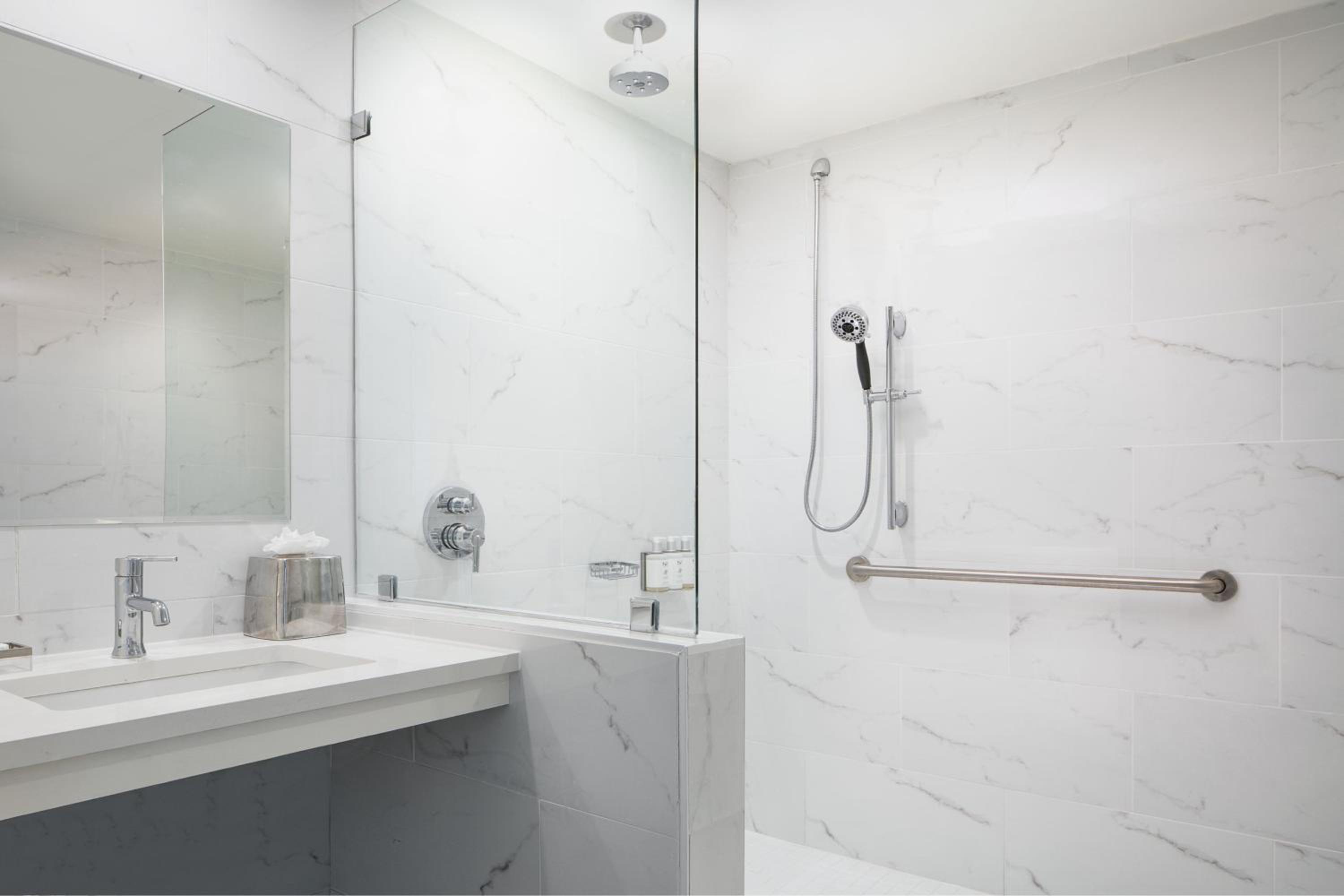 Double Room with Two Double Beds and City View - Beachfront/Pool Access - Photo 3