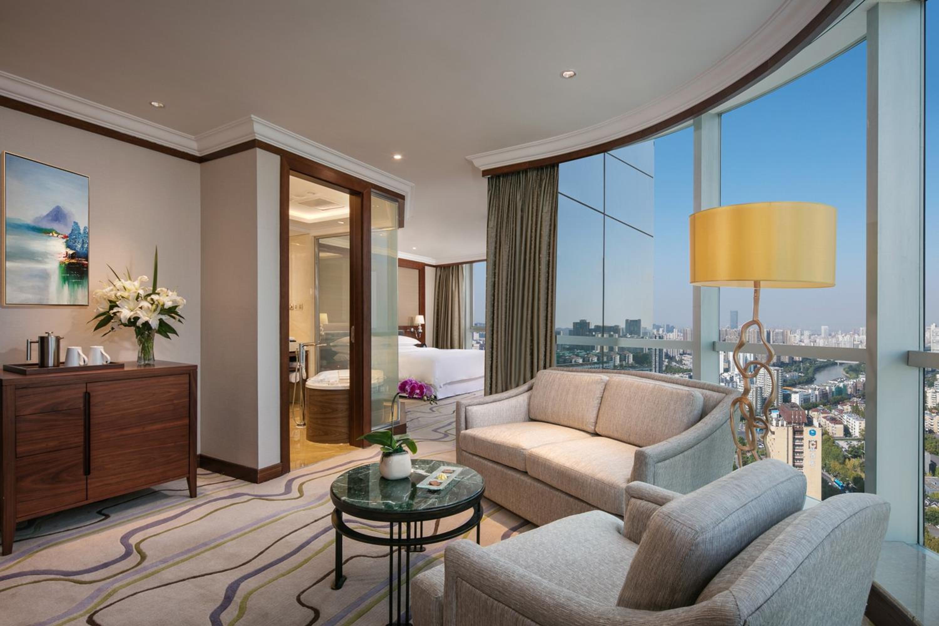 Towers Panaroma Suite, Tower Lounge access level, 1 King 