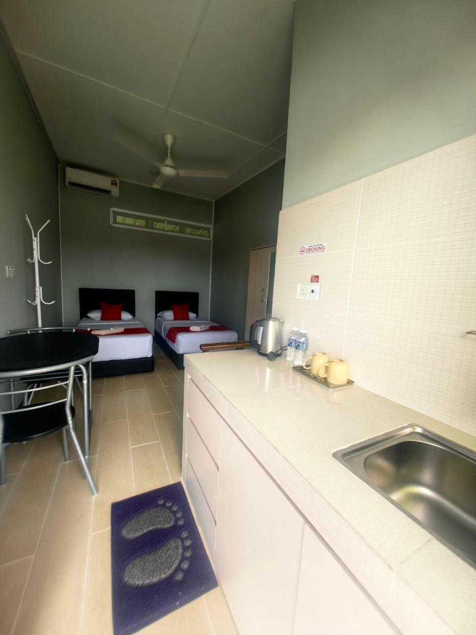 Twin Room with Private Bathroom - Photo 4