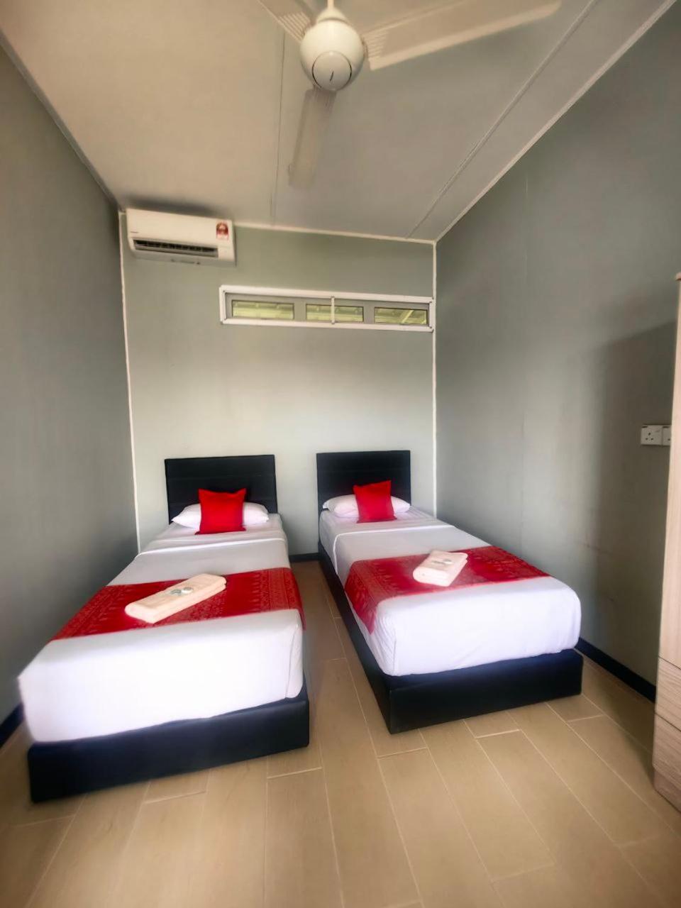 Twin Room with Private Bathroom - Photo 2