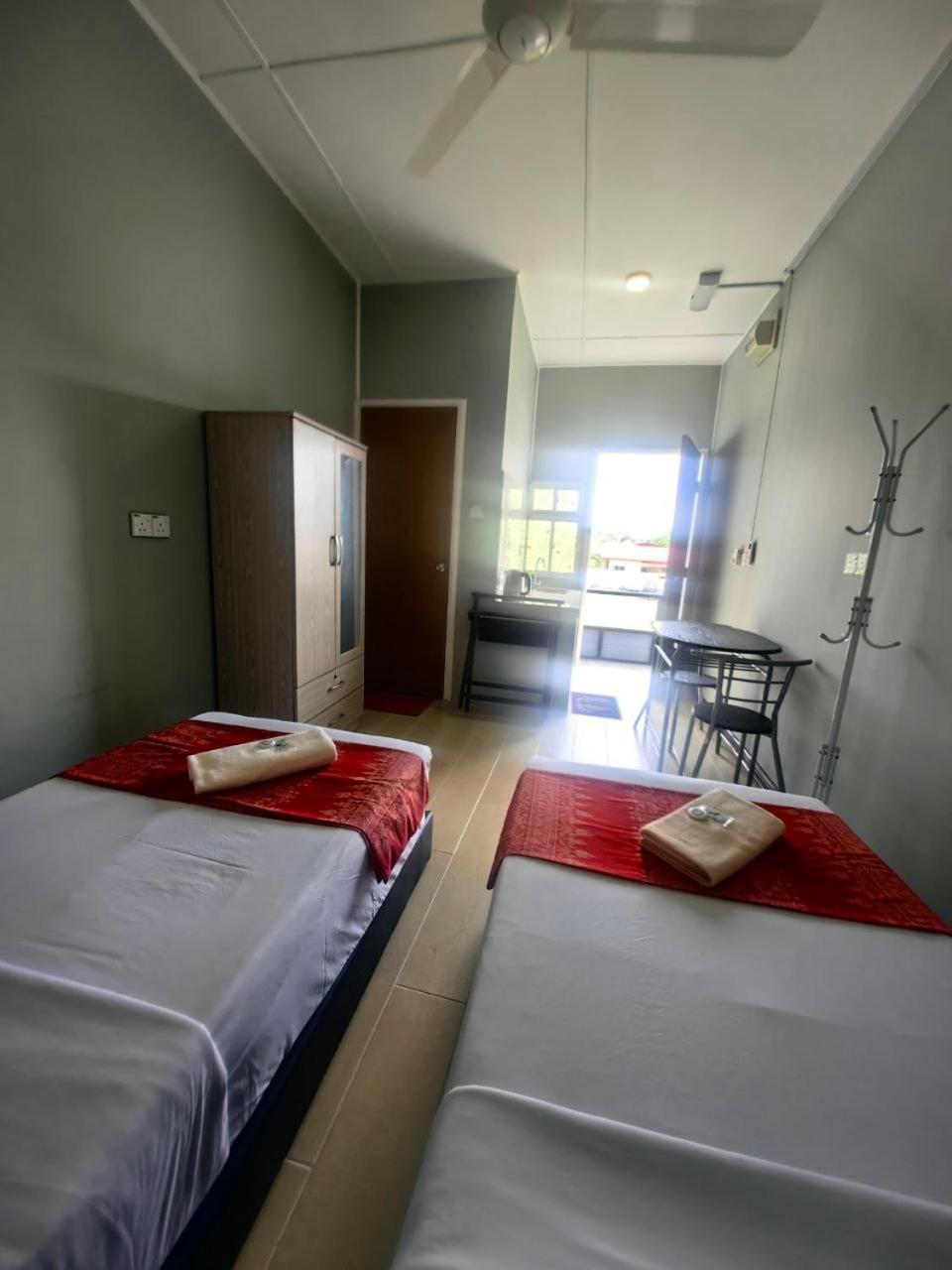 Twin Room with Private Bathroom - Photo 5