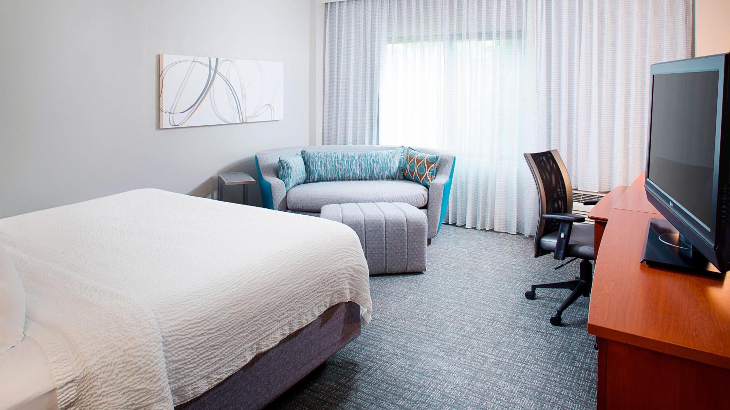 King Room with Sofa Bed - Photo 2