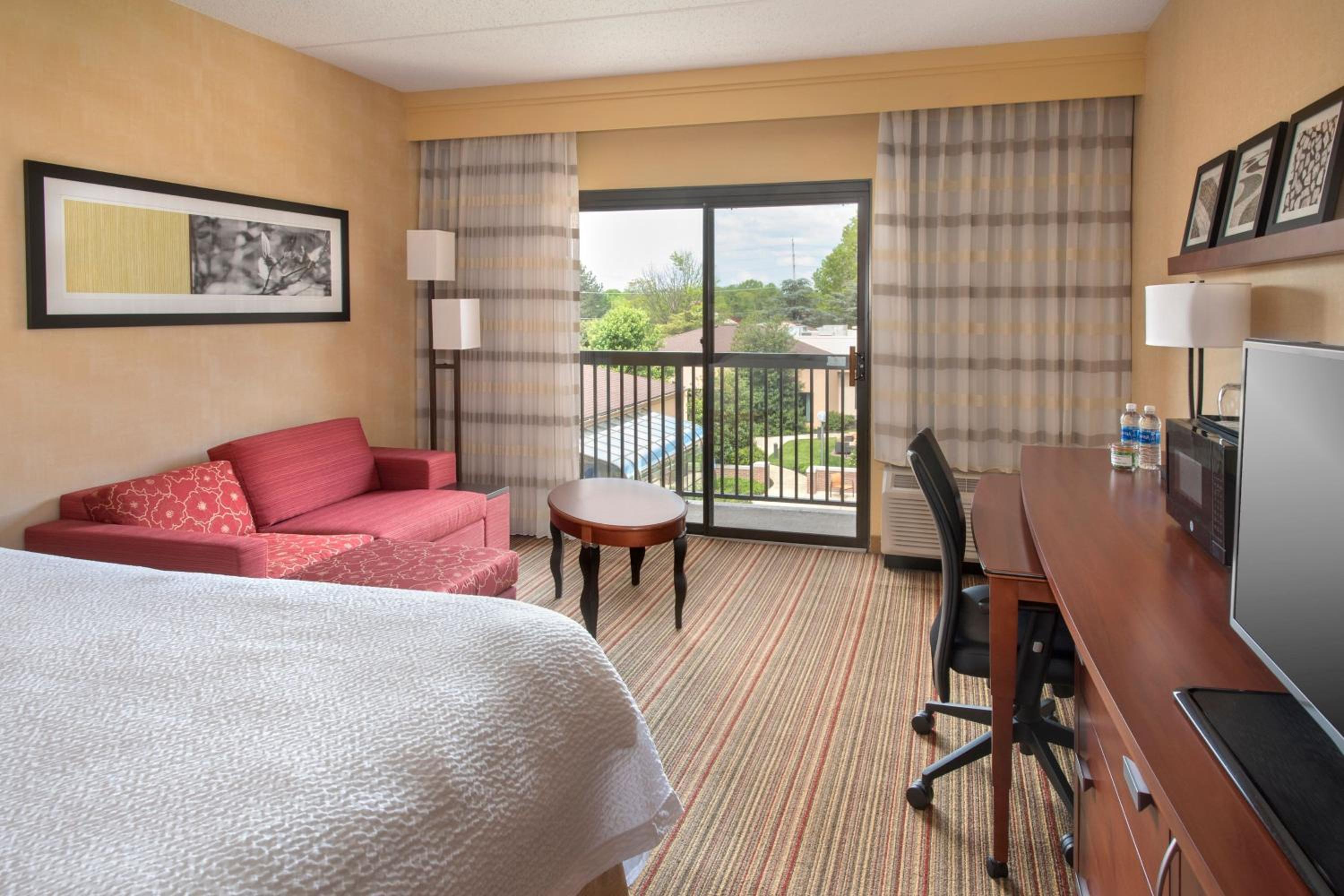 Courtyard King, Guest room, 1 King, Sofa bed, Courtyard view