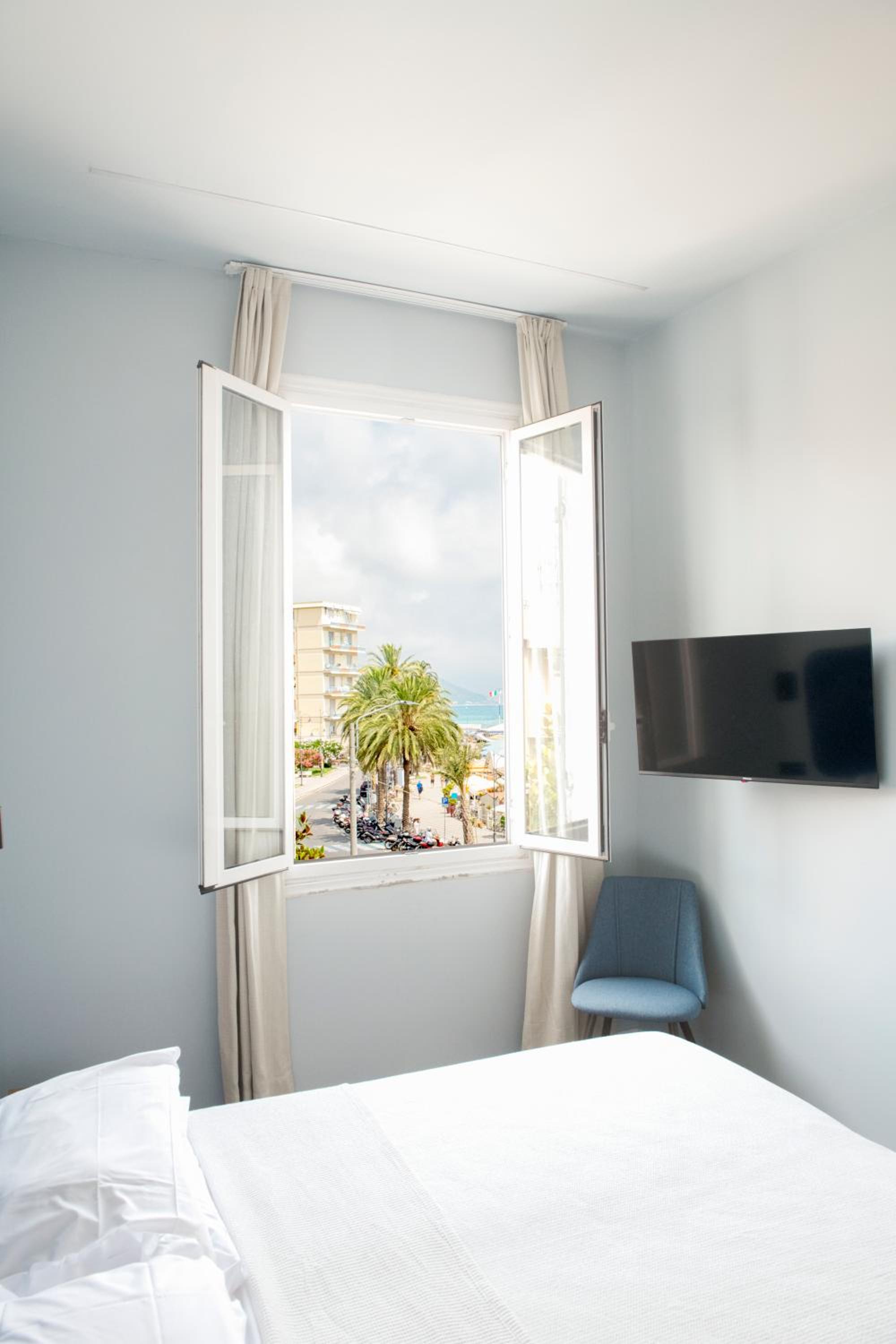 Double or Twin Room with Side Sea View photo 2