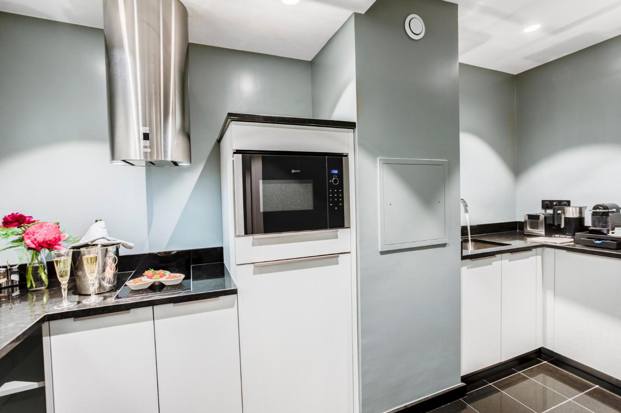 Two-Bedroom Executive Suite with Champs Elysées View thumbnail 5