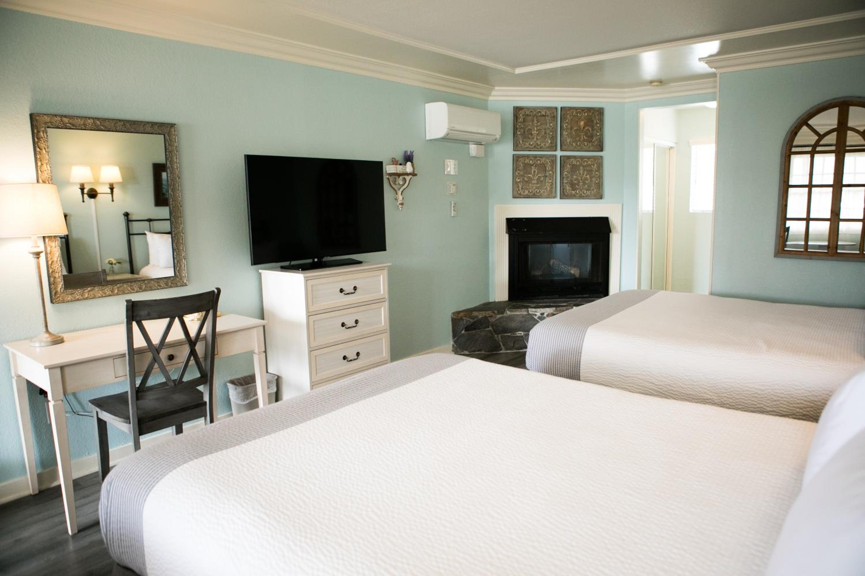 Queen Room with Two Queen Beds - Photo 2