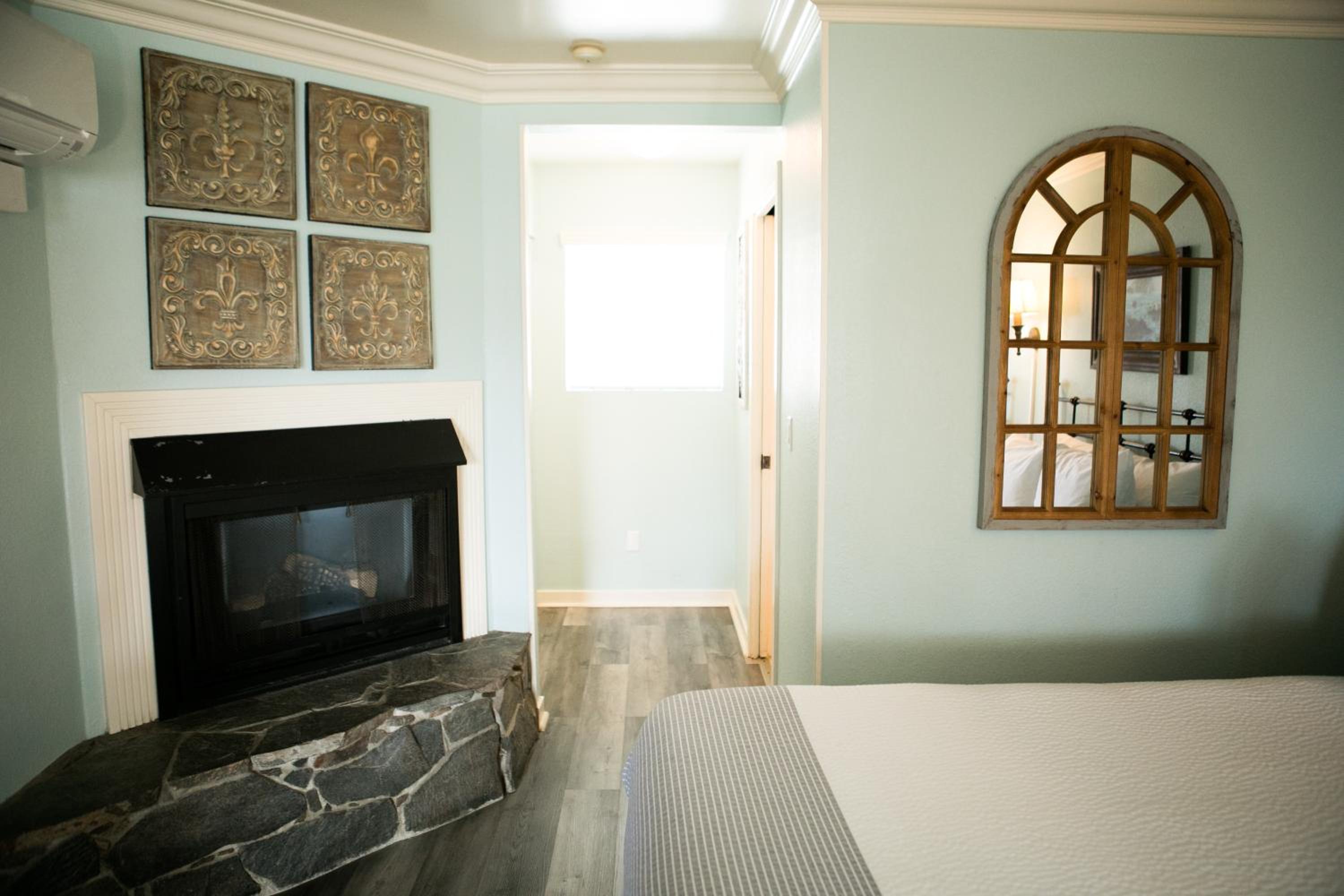 Queen Room with Two Queen Beds - Photo 5
