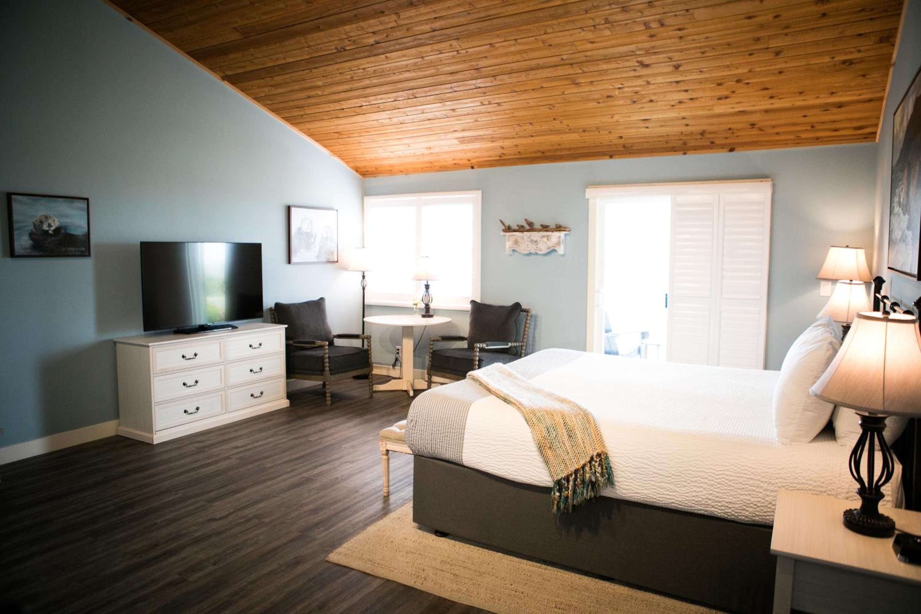 Deluxe King Room with Ocean View - Photo 5