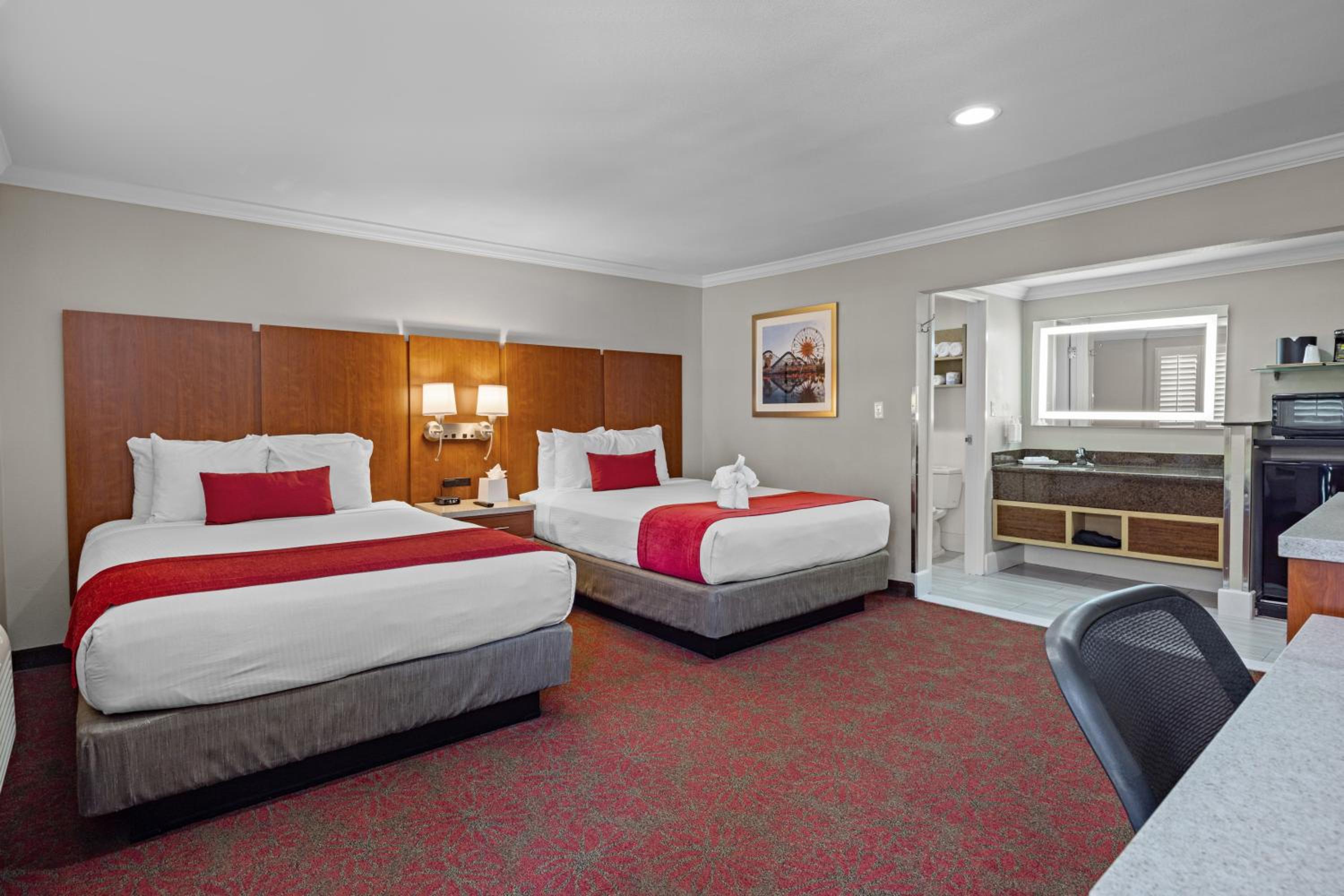 Deluxe Room with Two Queen Beds photo 1