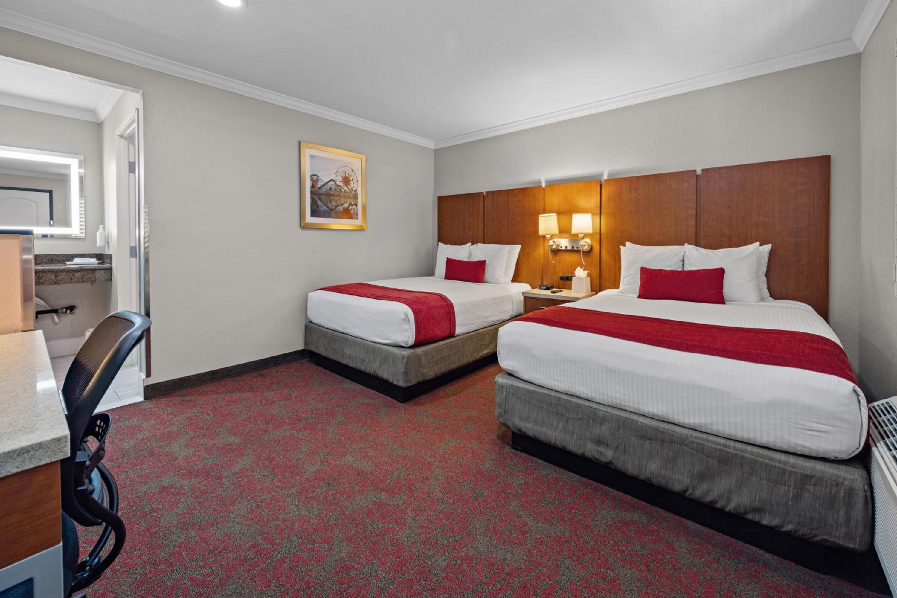 Deluxe Room with Two Queen Beds photo 3