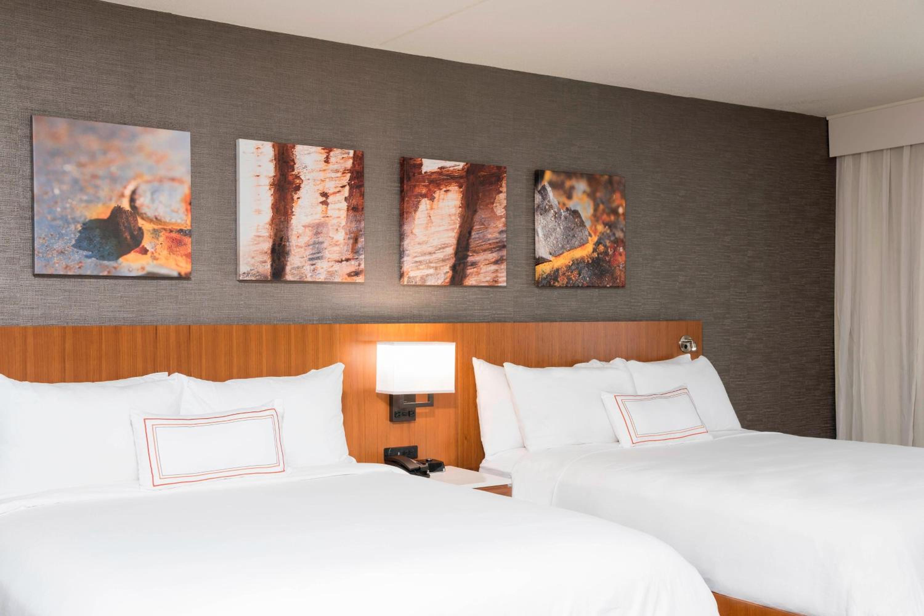 Queen Suite with Kitchenette photo 1