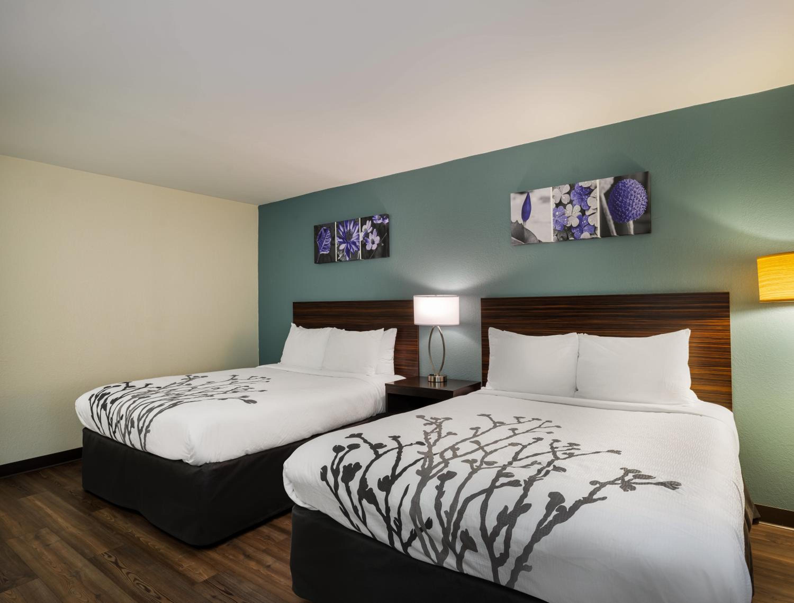 Queen Room with Two Queen Beds - Non-Smoking - Photo 3