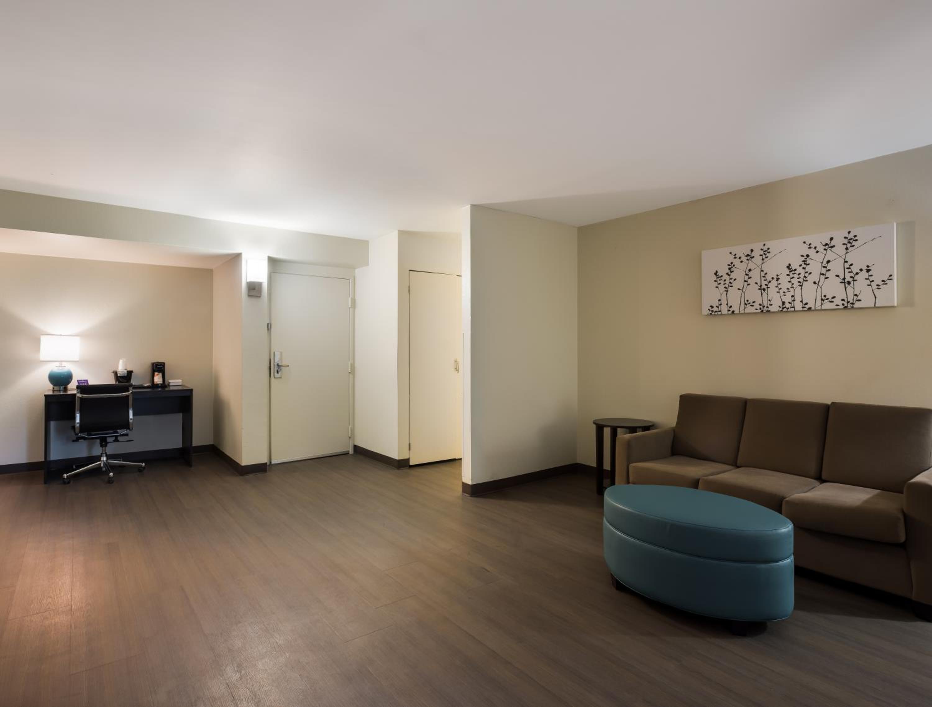 King Suite - Non-Smoking - Photo 6