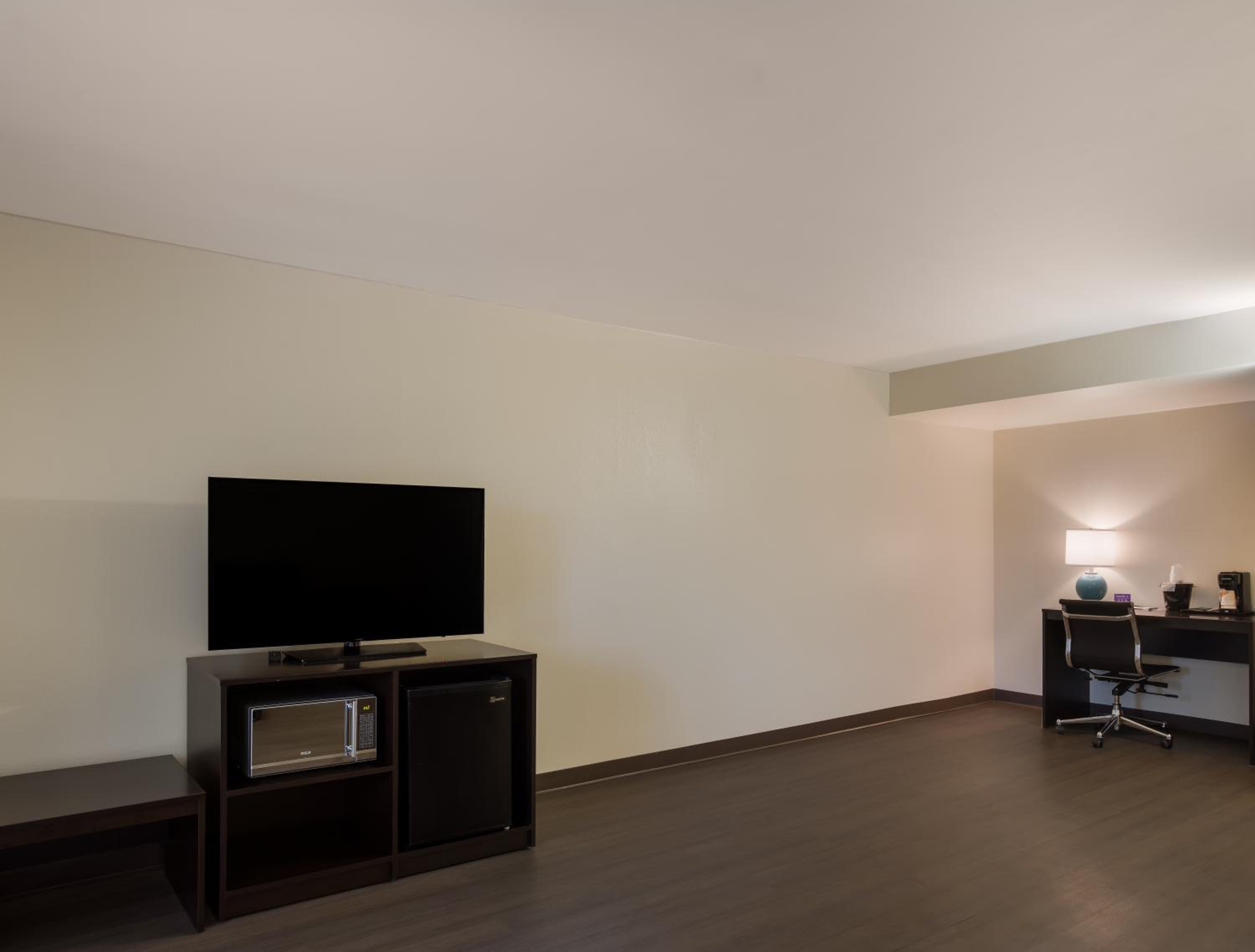 King Suite - Non-Smoking - Photo 7