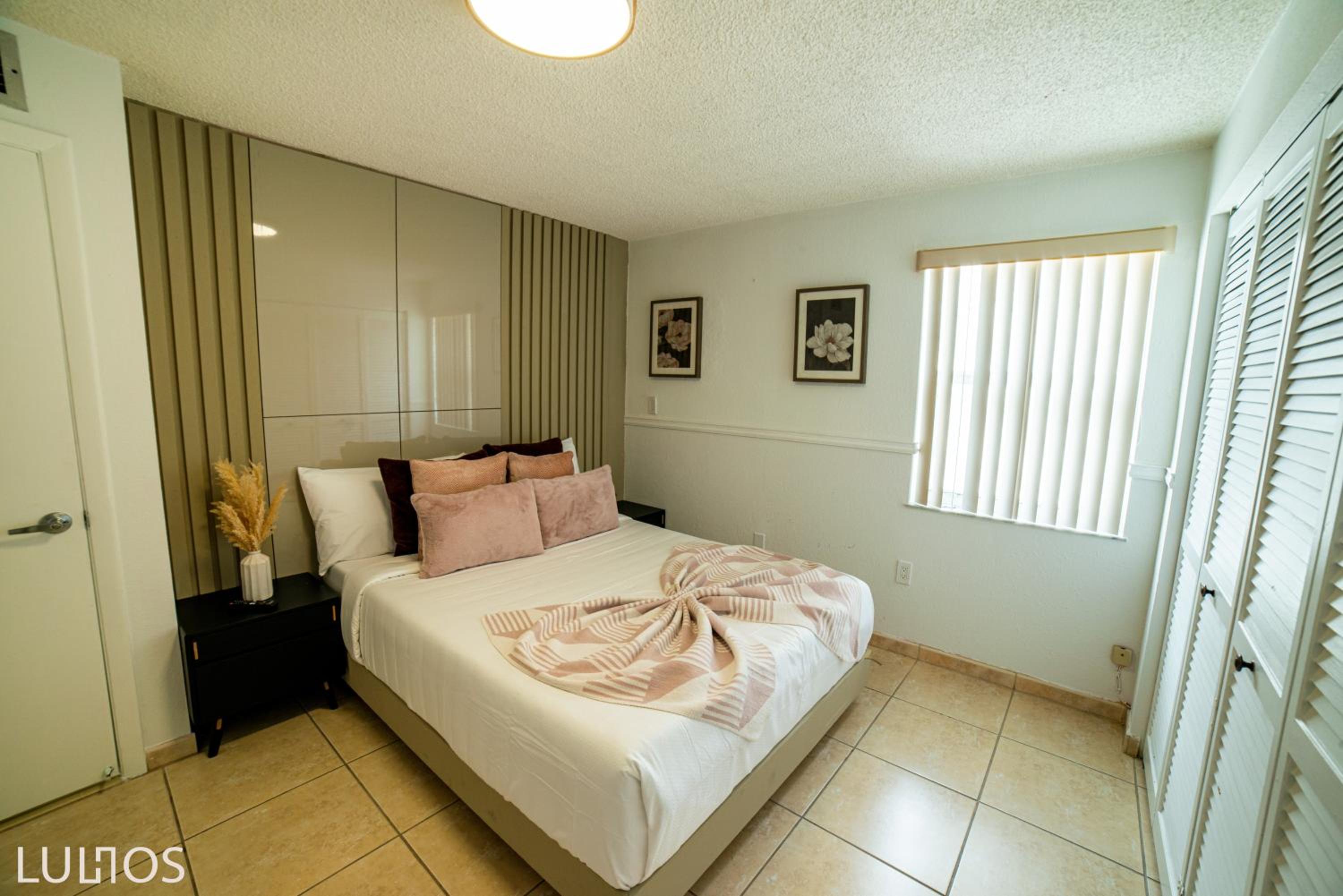 Five-Bedroom House photo 1