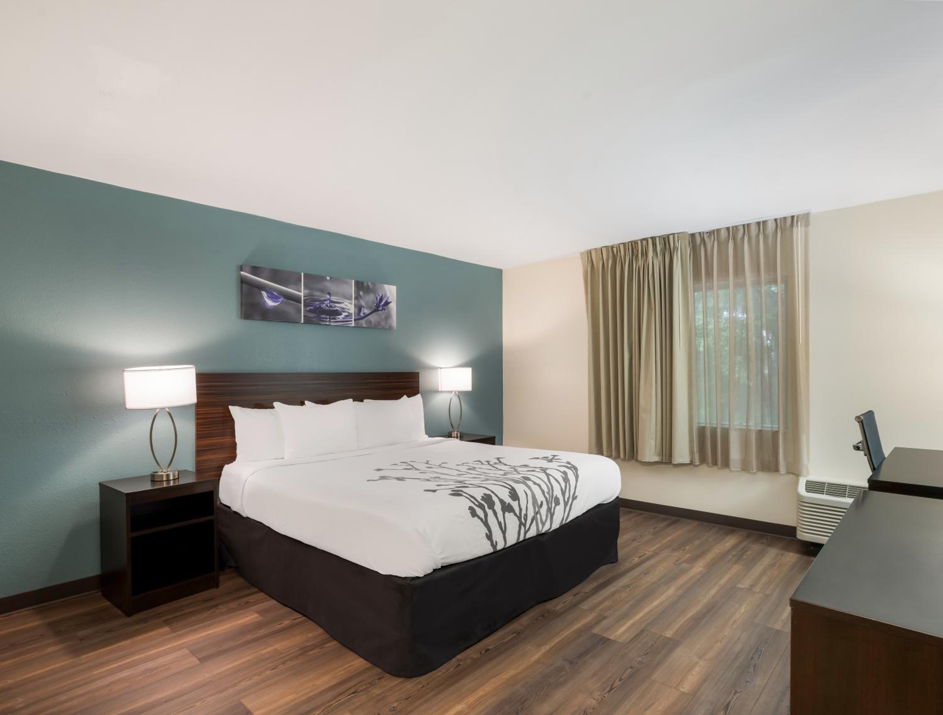 King Suite with Roll-In Shower - Disability Access/Non Smoking - Photo 1