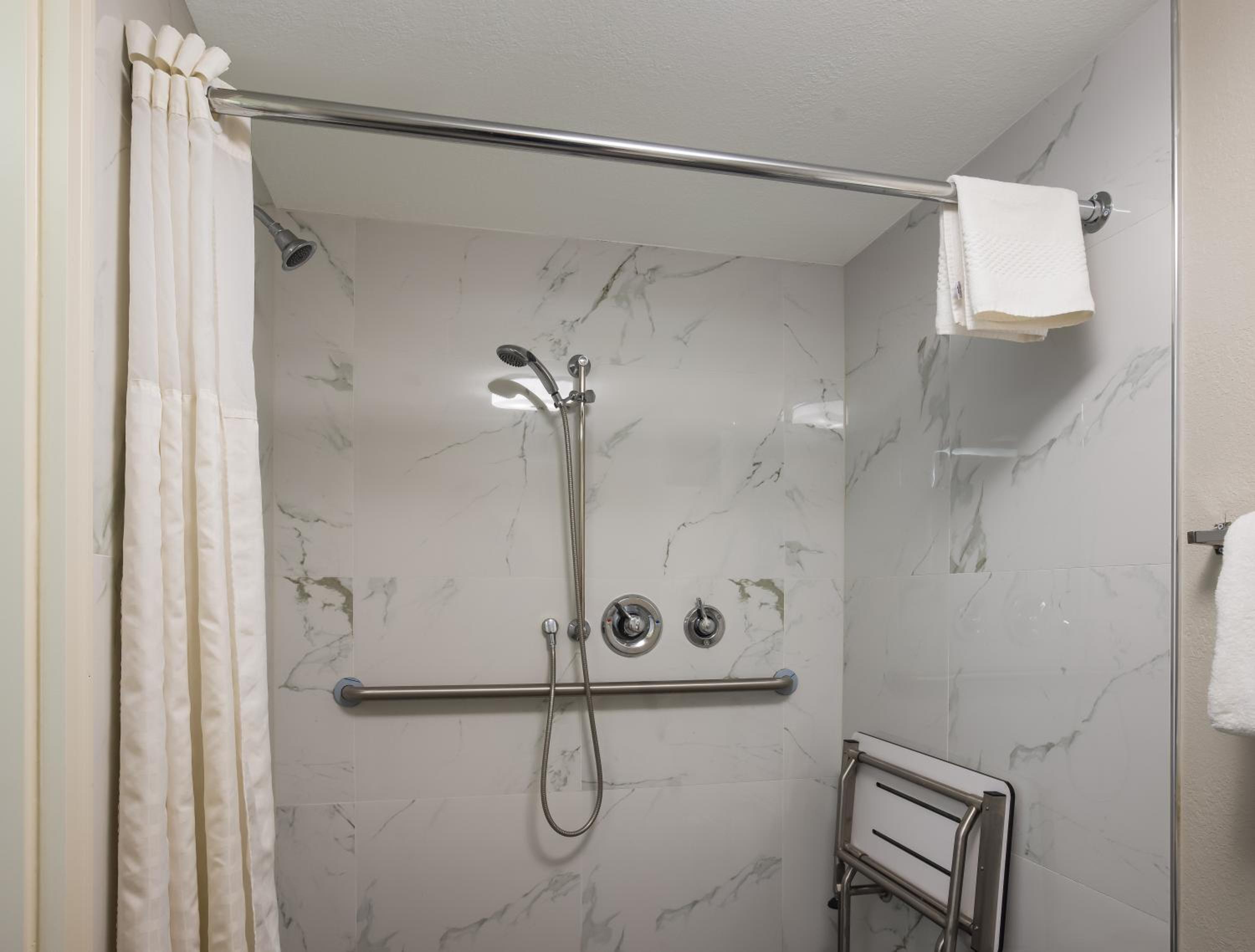King Suite with Roll-In Shower - Disability Access/Non Smoking - Photo 4