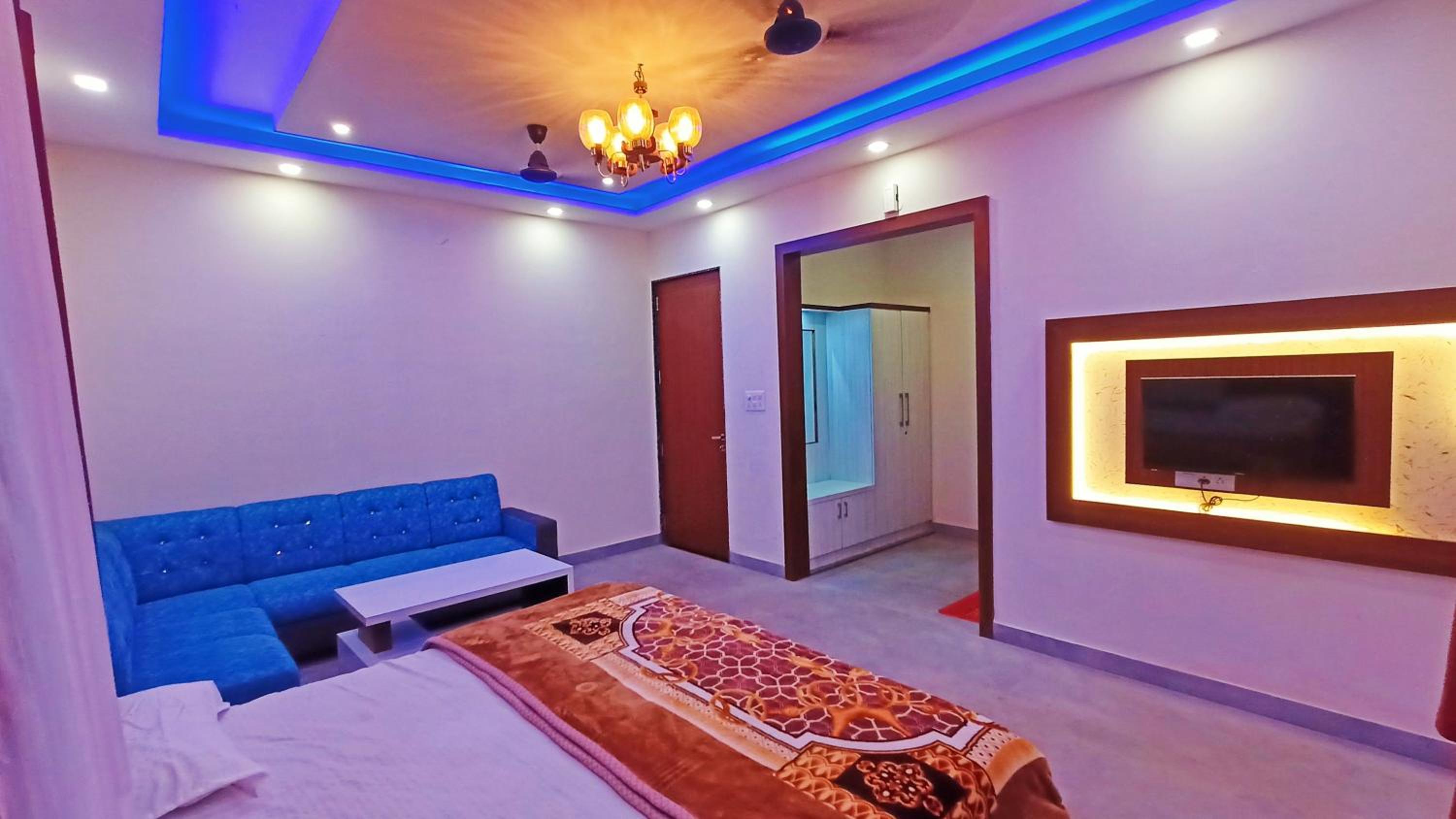 Deluxe King Suite photo 1