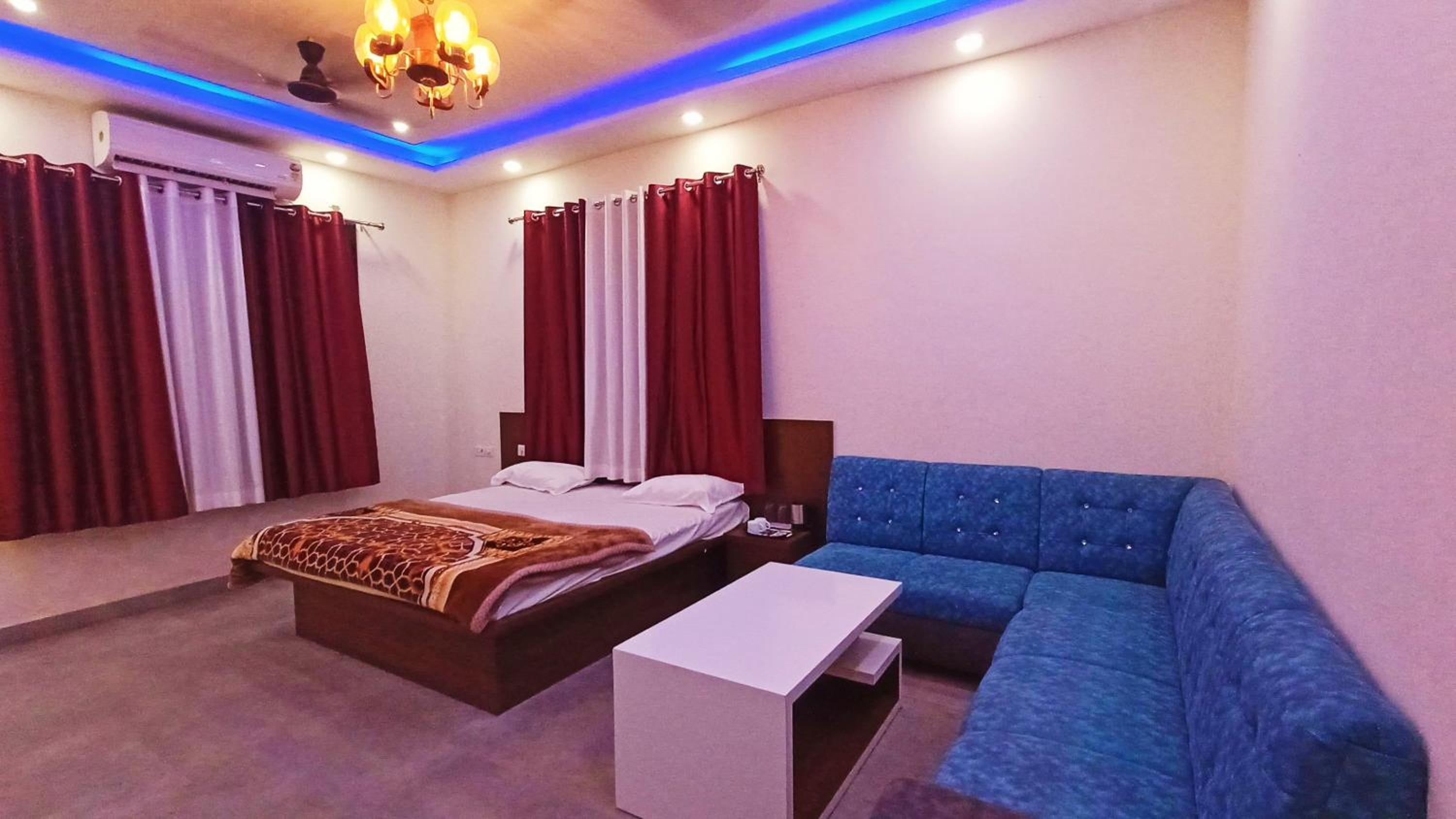Deluxe King Suite photo 2
