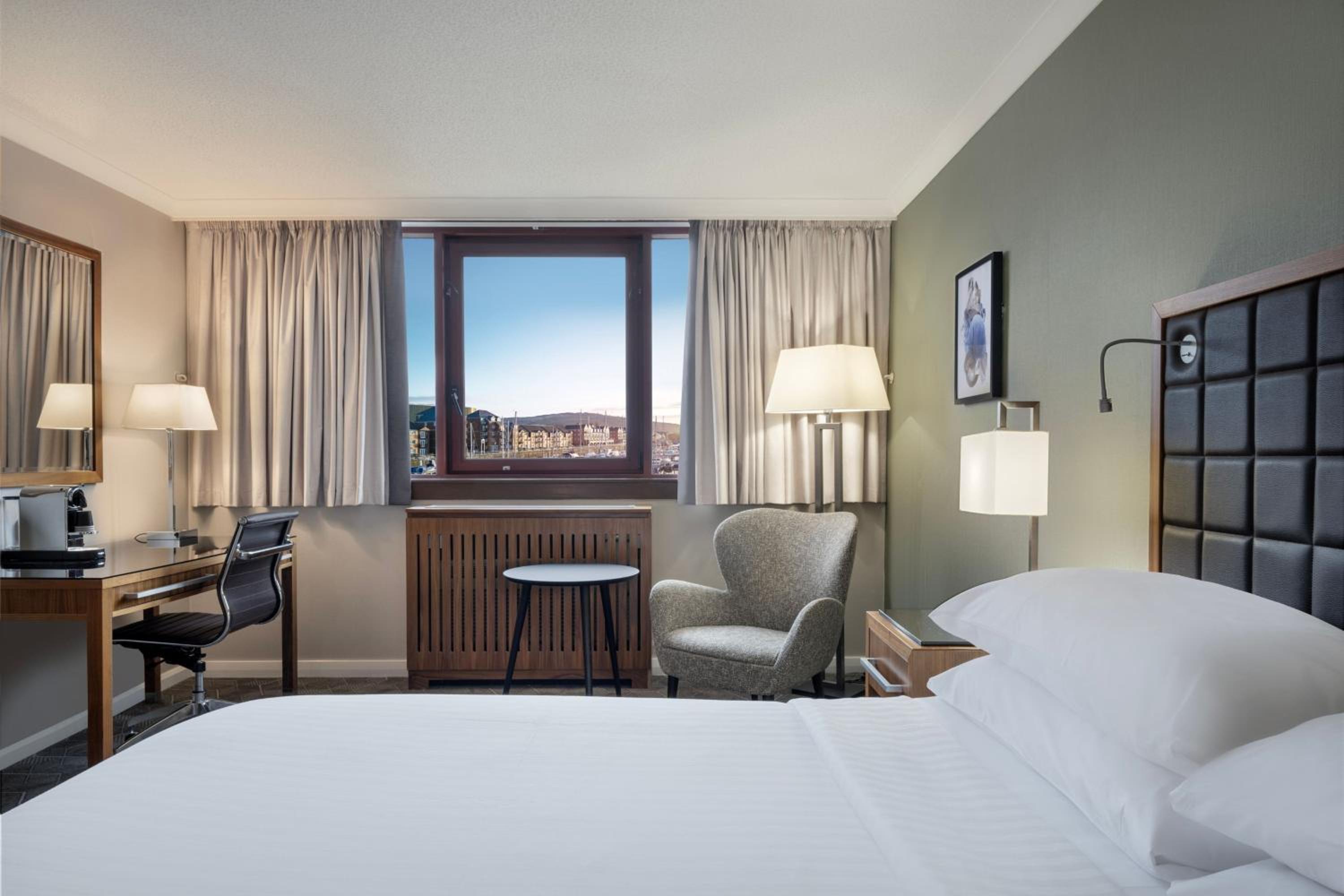 Superior King Room with Marina View - Photo 6