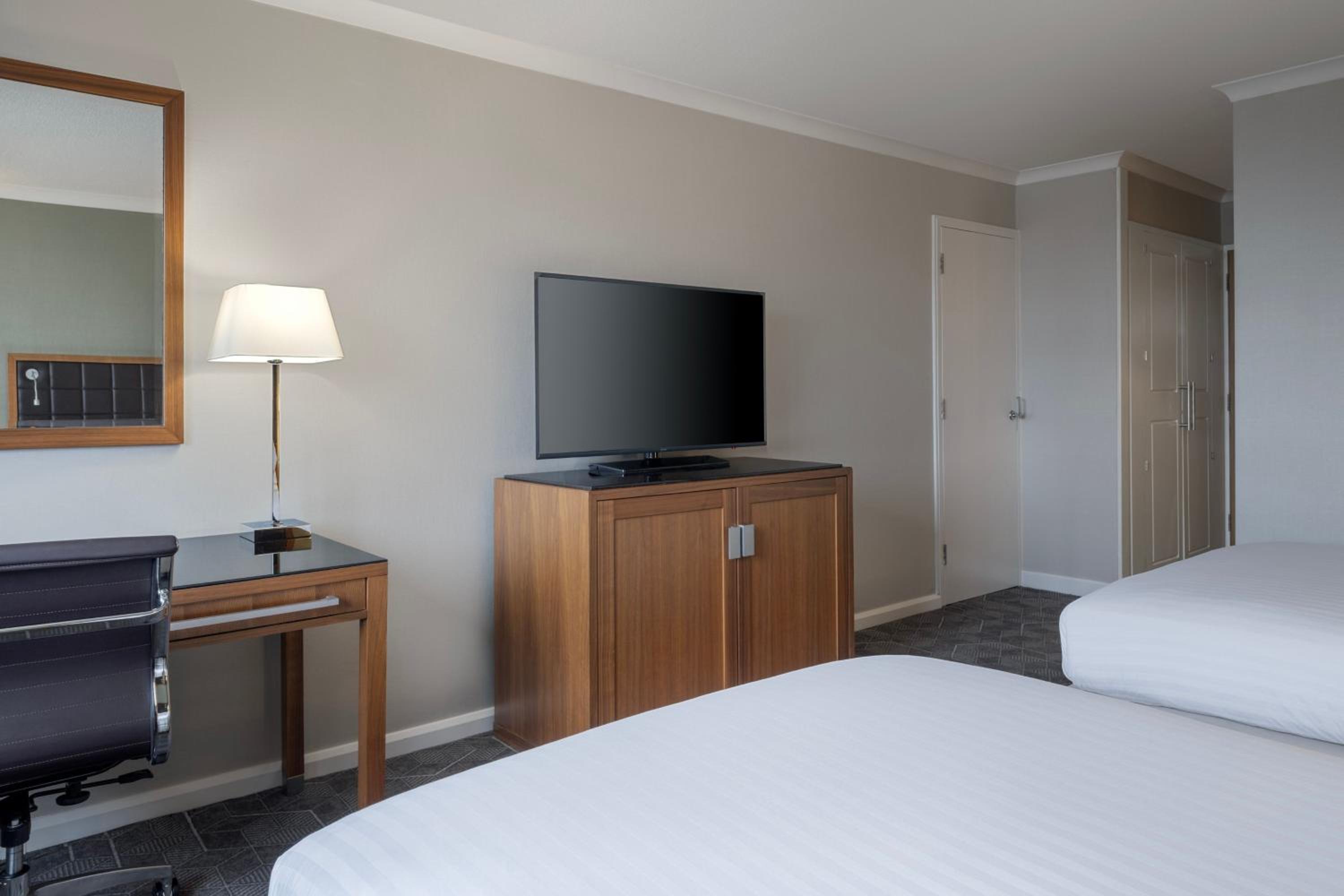 Deluxe Family Room with Two Double Beds and Marina View - Photo 3