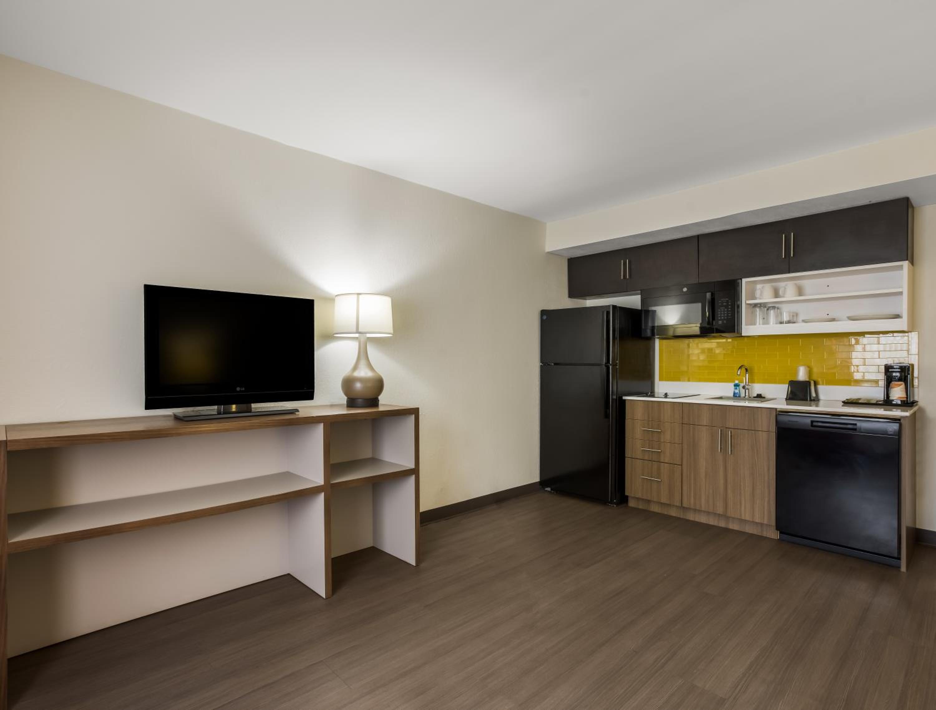 King Suite with Sofa bed - Non Smoking/Interior Hall/Pet Friendly - Photo 5