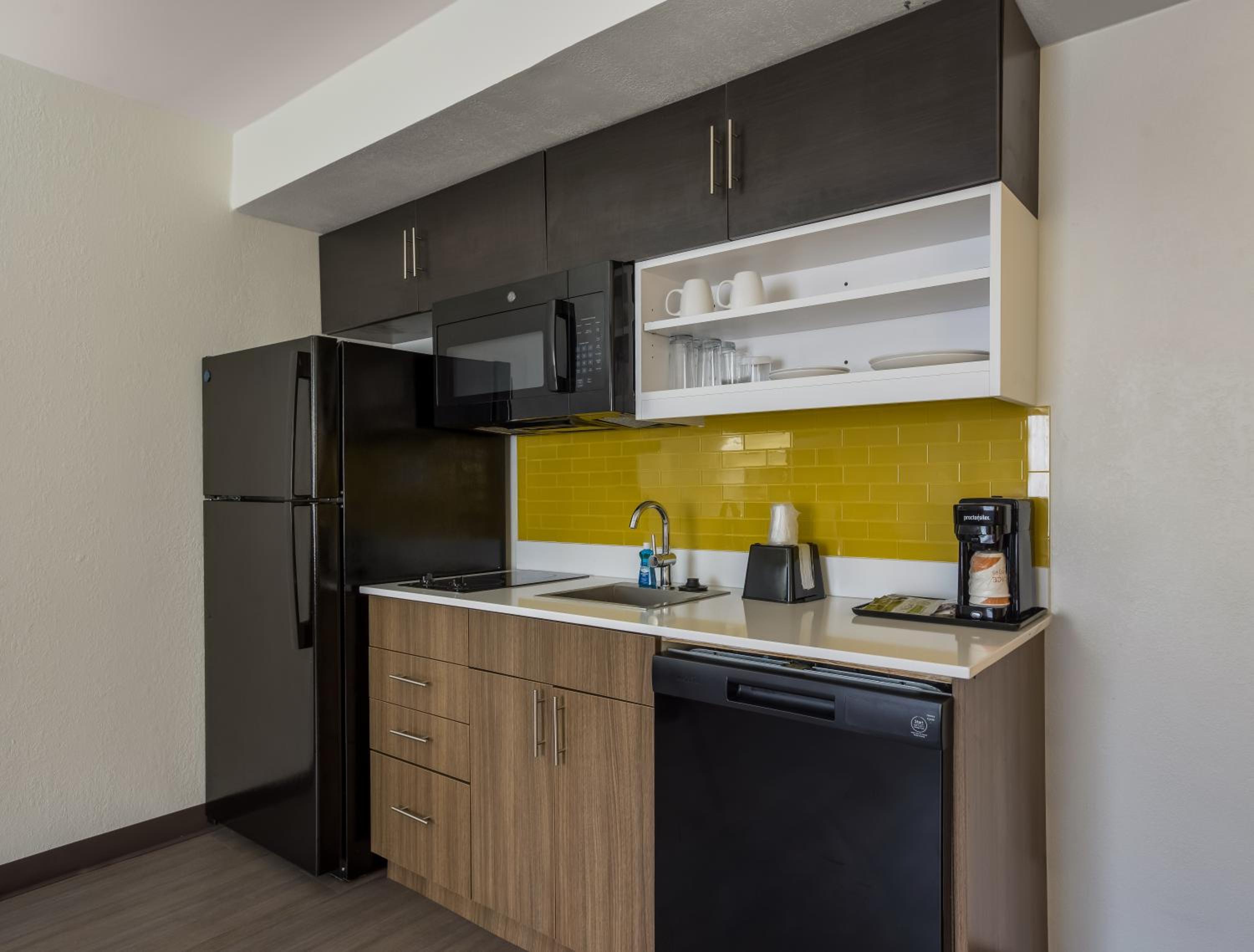 King Suite with Sofa bed - Non Smoking/Interior Hall/Pet Friendly - Photo 2