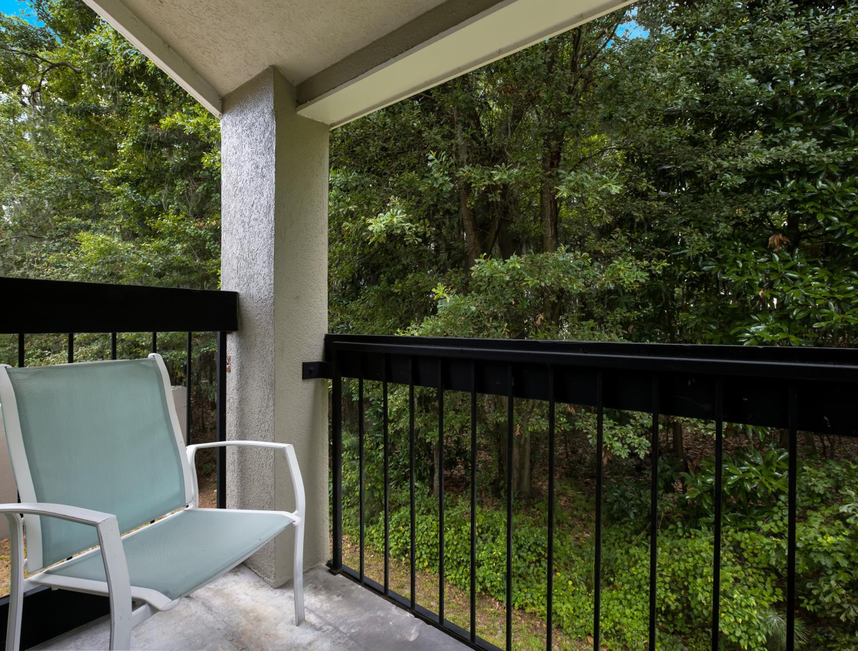 Efficiency Queen Room with Balcony - Non Smoking - Photo 5