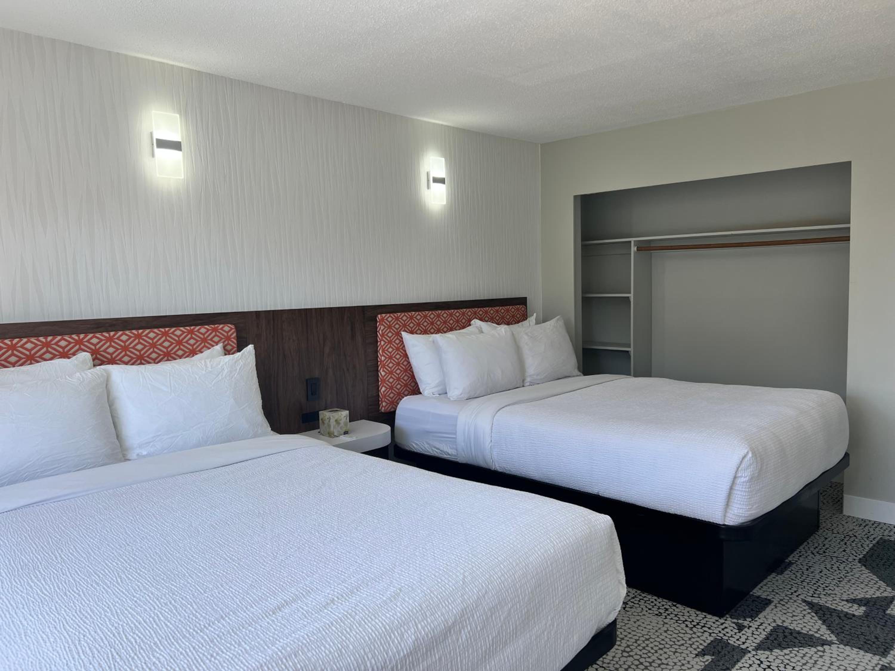 One-Bedroom Suite with Two Queen Beds - Non-Smoking - Photo 3