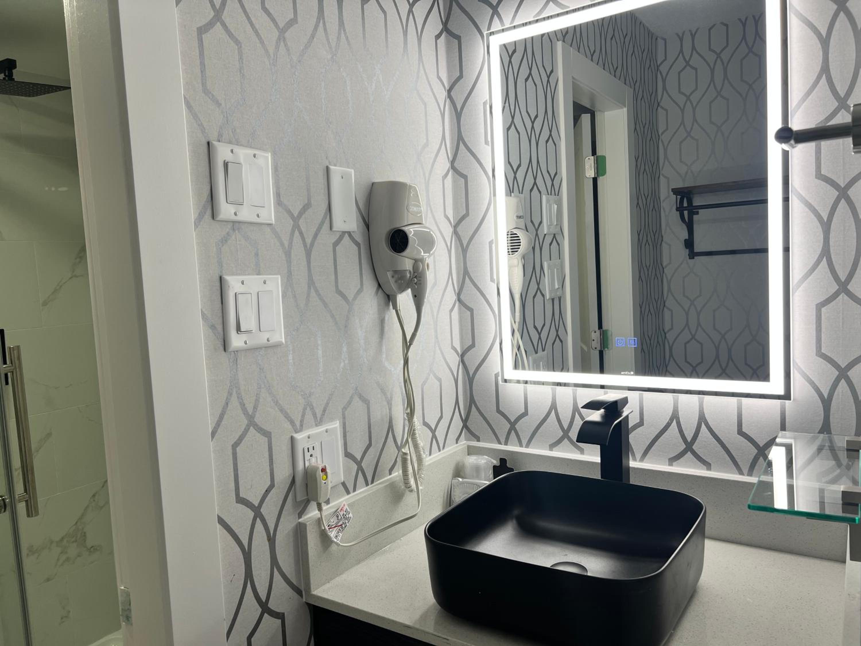 One-Bedroom Suite with Two Queen Beds - Non-Smoking - Photo 17