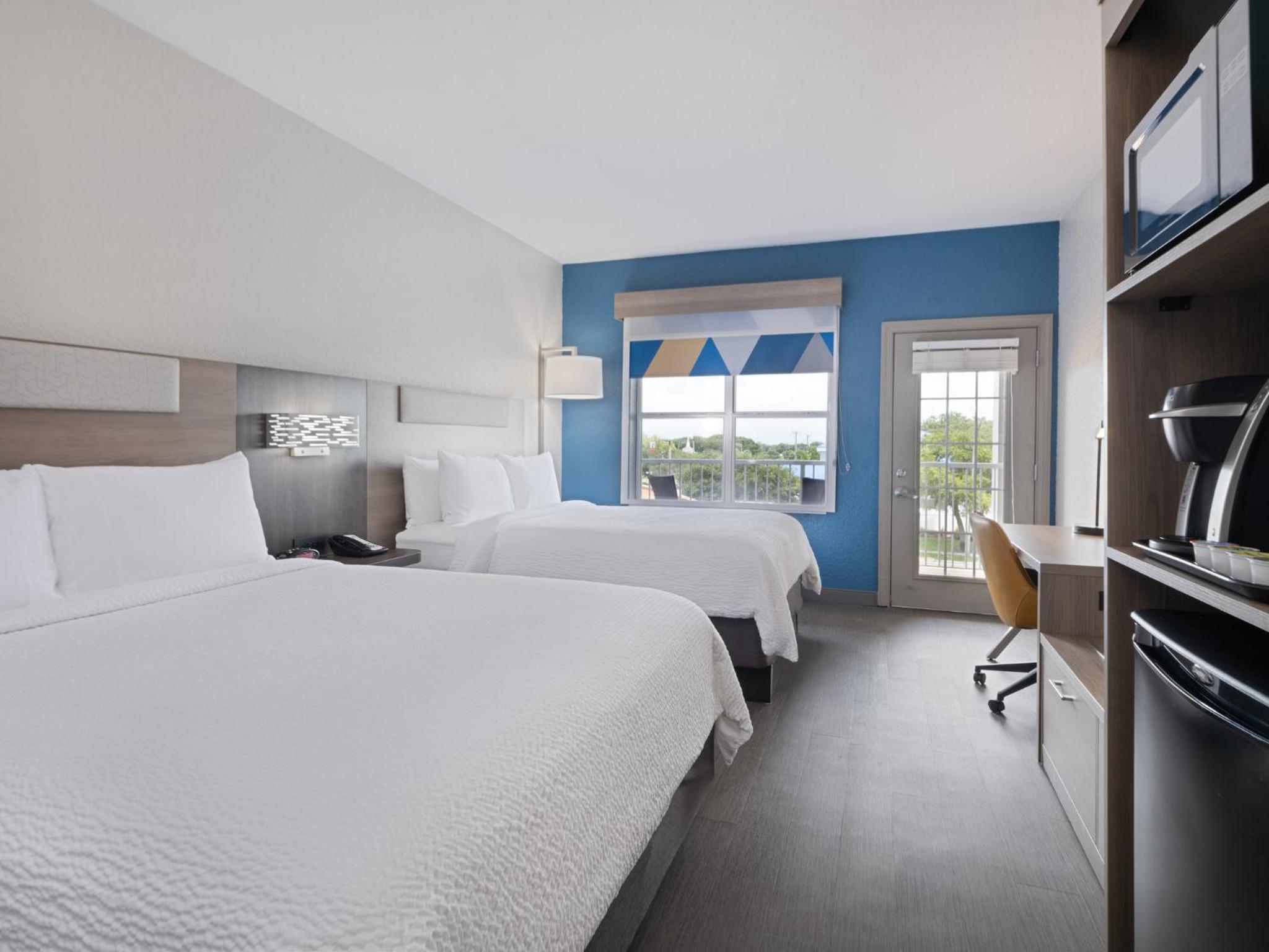 Standard Queen Room with Two Queen Beds and Balcony - Photo 2
