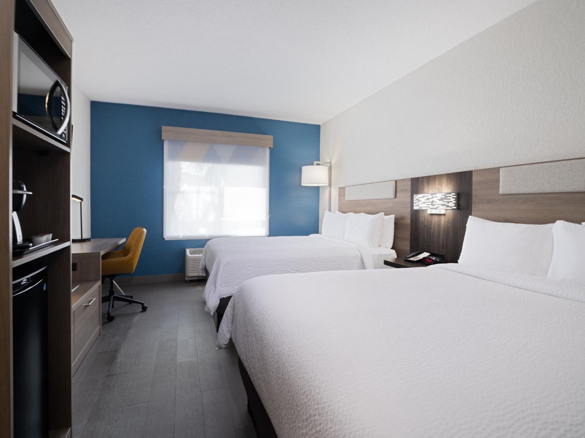 Standard Room with Two Queen Beds - Photo 2