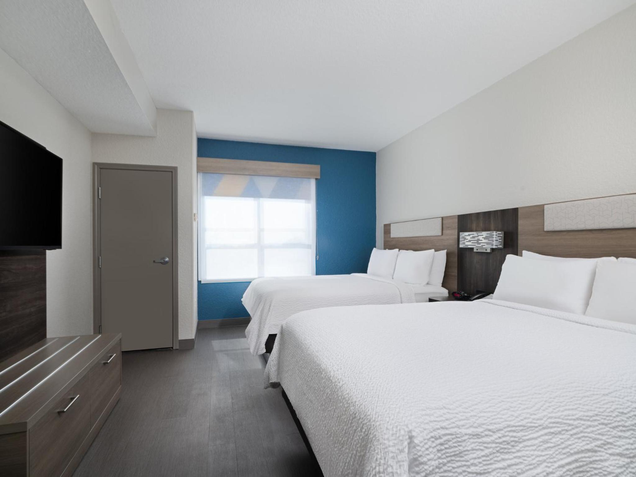 Standard Room with Two Queen Beds - Photo 3