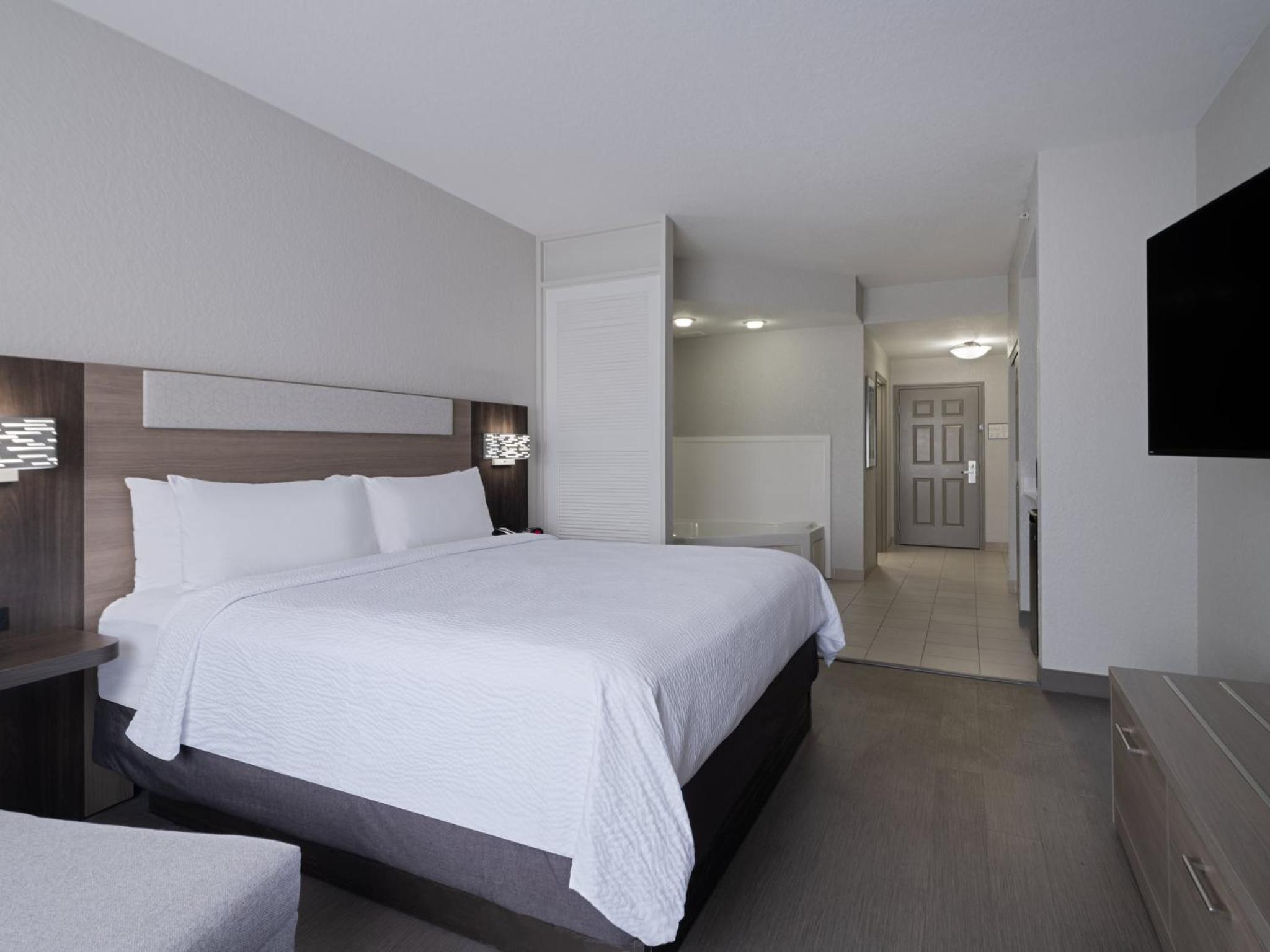 King Room with Jetted Tub - Photo 1