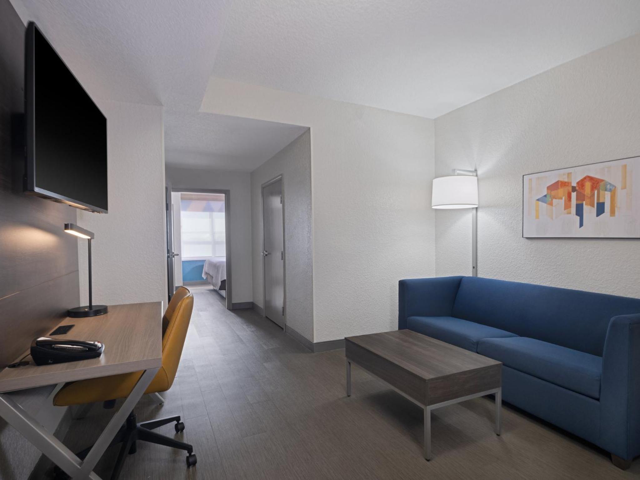 One-Bedroom King Suite with Sofa Bed - Photo 2