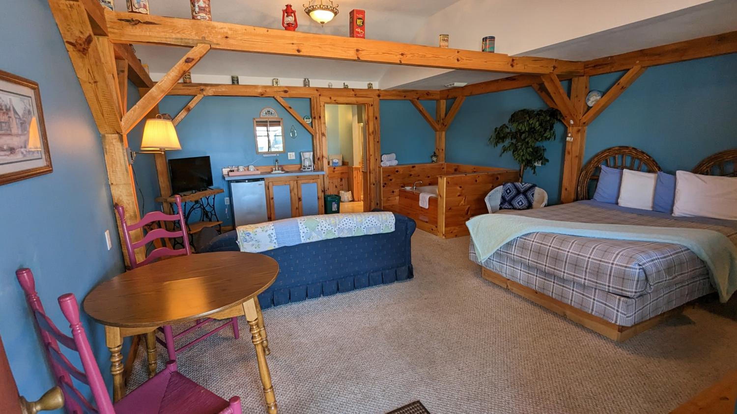 Deluxe Queen Suite - Photo 2