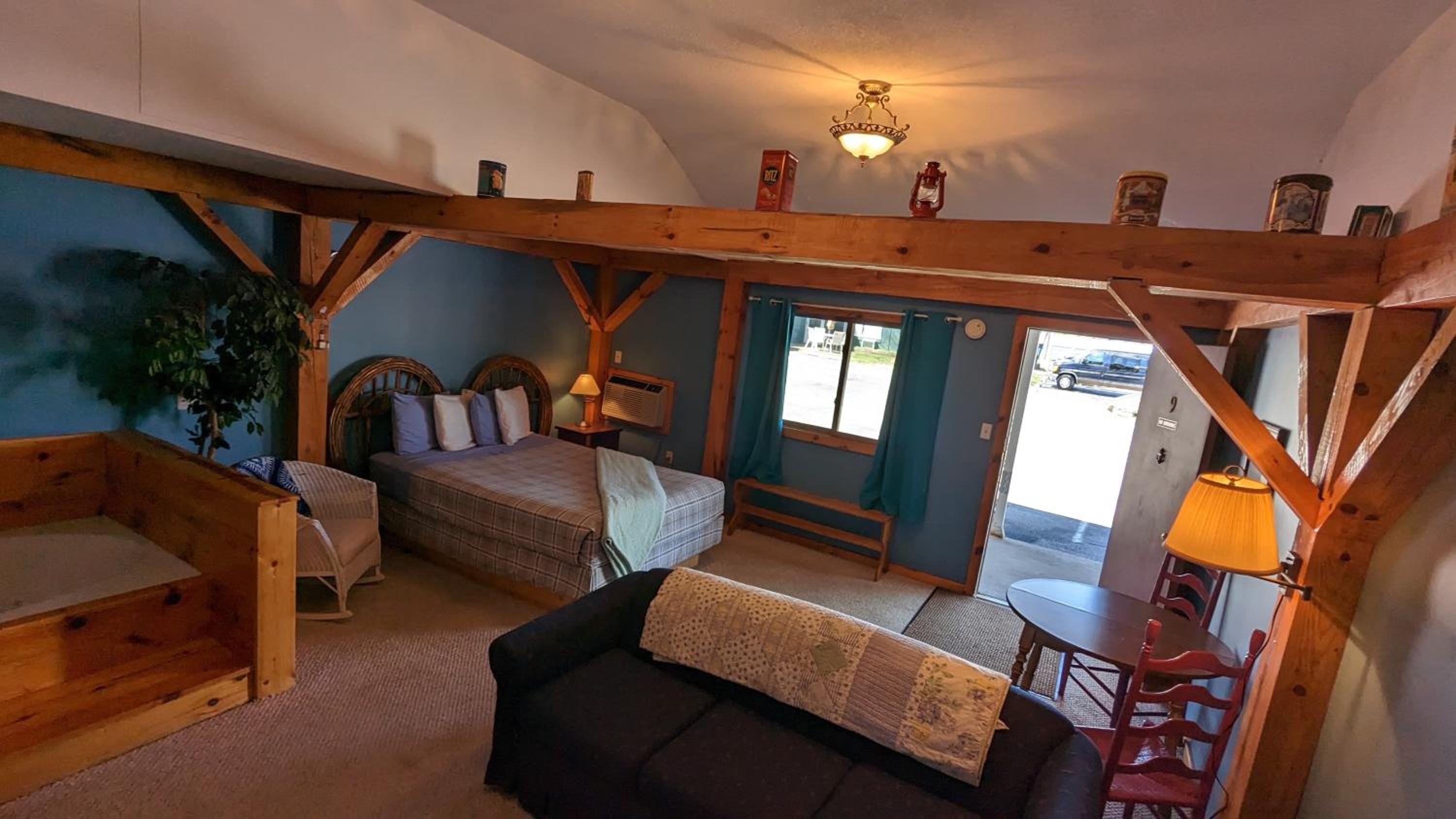 Deluxe Queen Suite - Photo 6