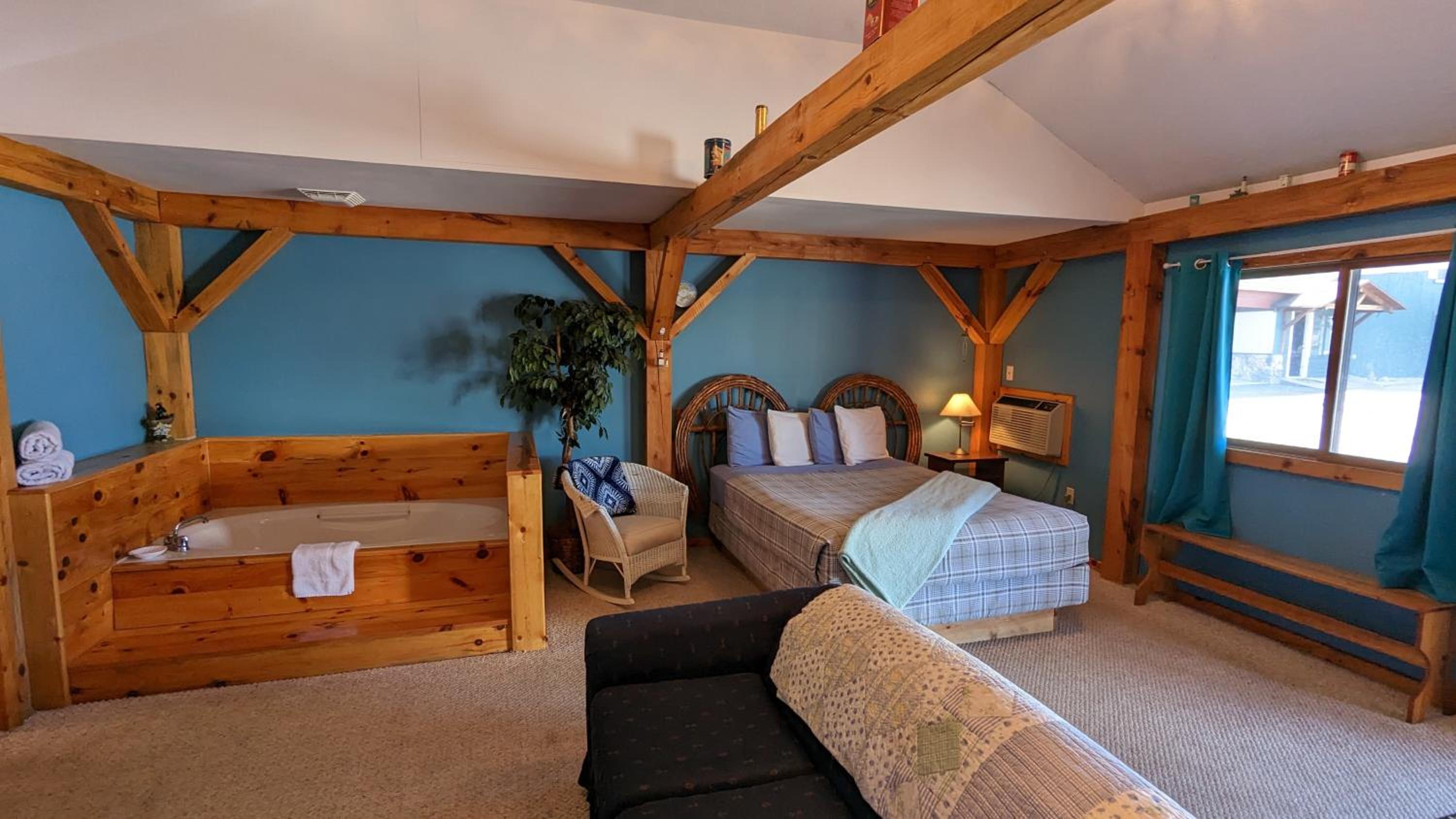 Deluxe Queen Suite - Photo 3