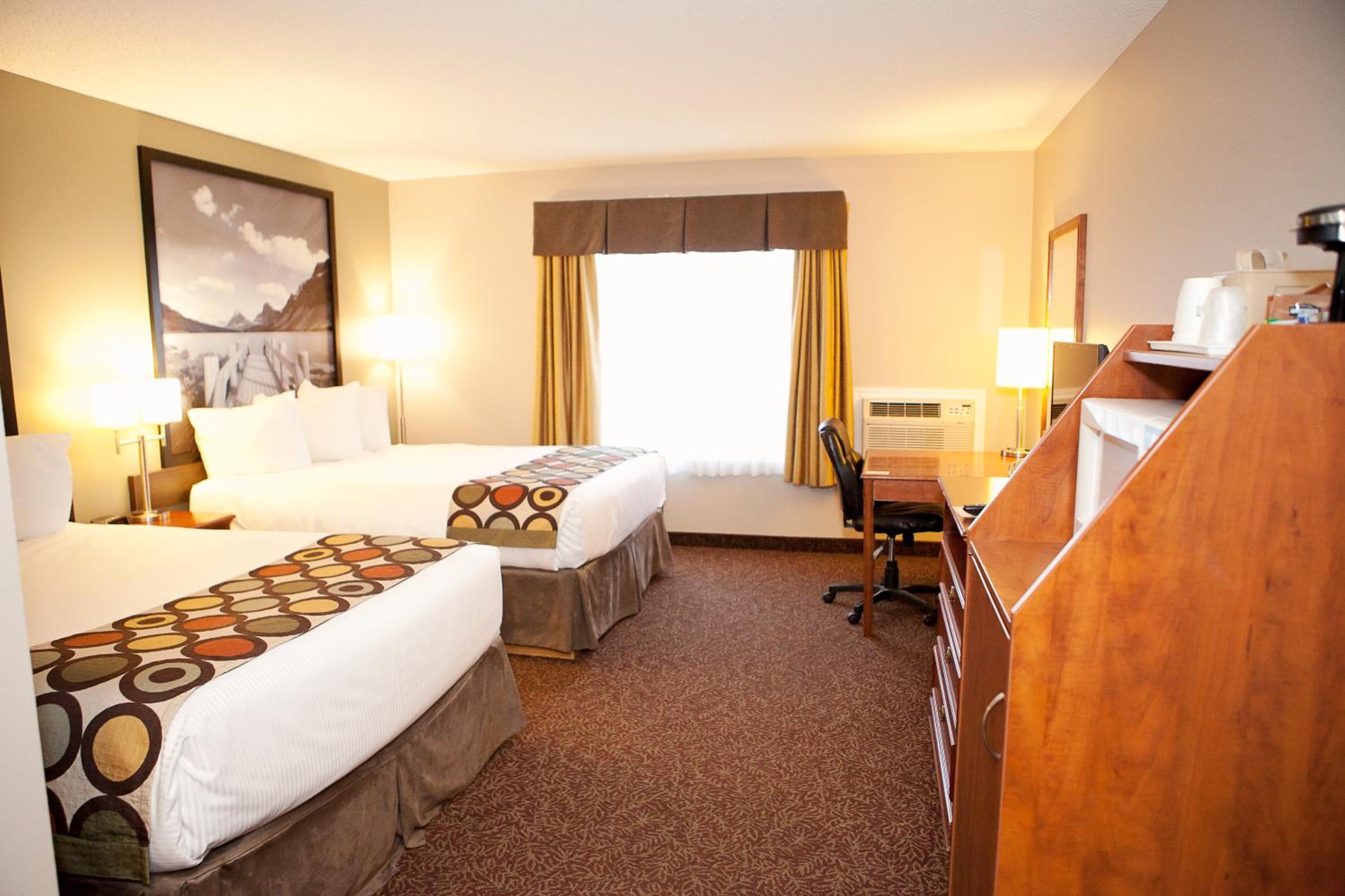 Queen Room with Two Queen Beds - Non-Smoking - Photo 4