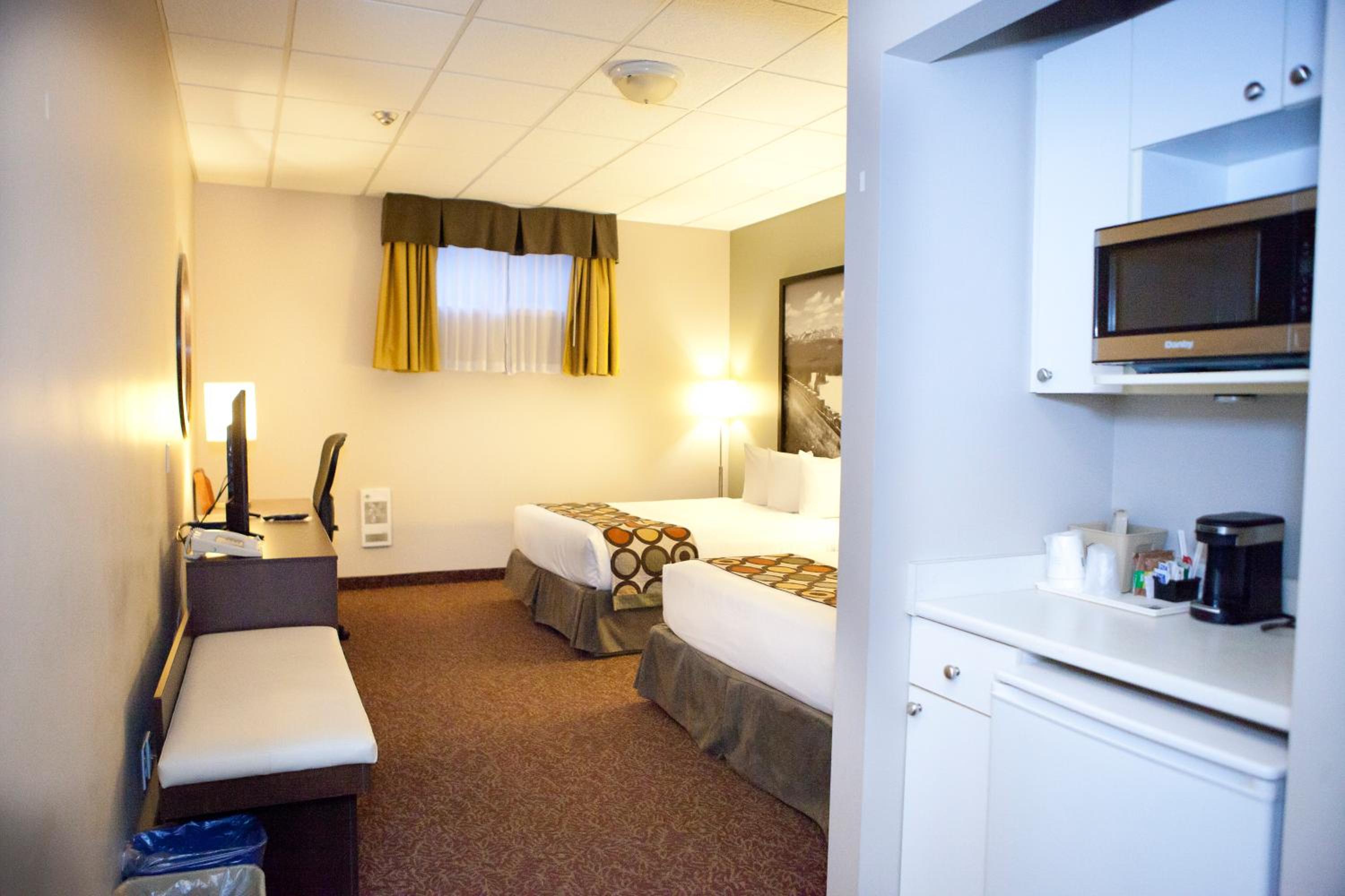Queen Room with Two Queen Beds - Basement/Non-Smoking - Photo 6