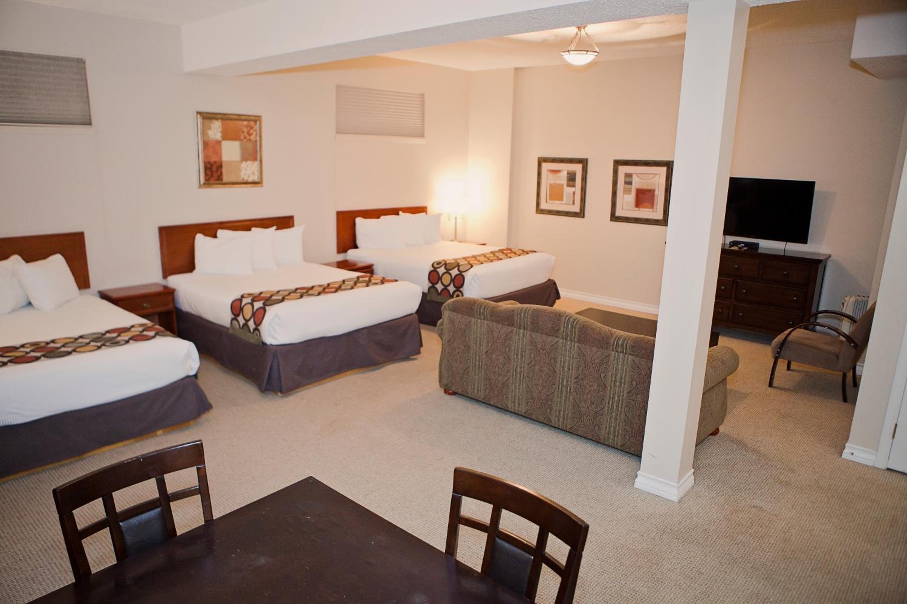 Queen Room with Three Queen Beds - Basement/Non-Smoking - Photo 4