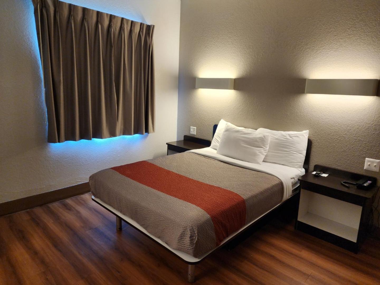 1 Full Bed | ADA/RI Shower/Premium/Micfridge