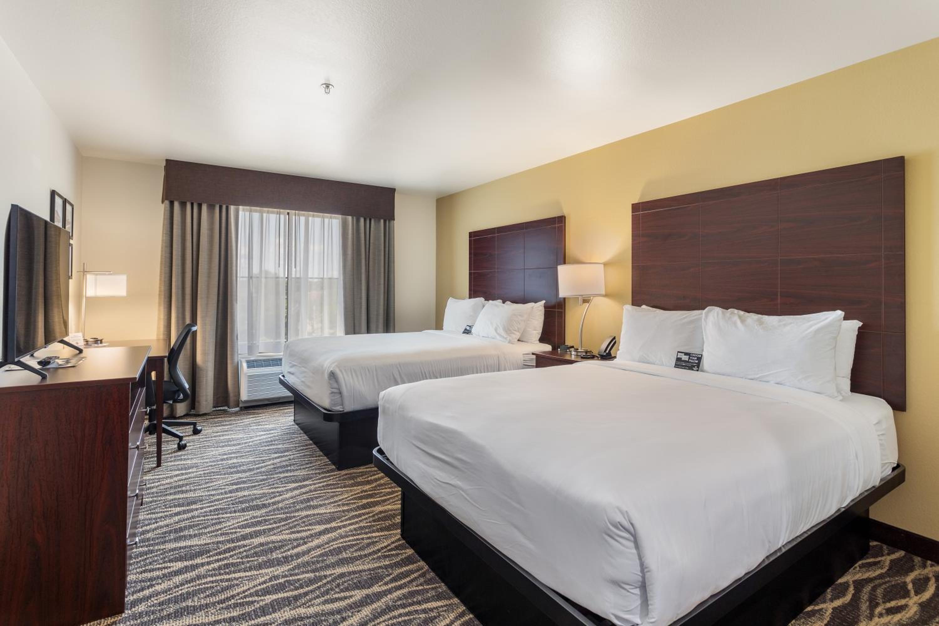 Queen Room with Two Queen Beds - Photo 8
