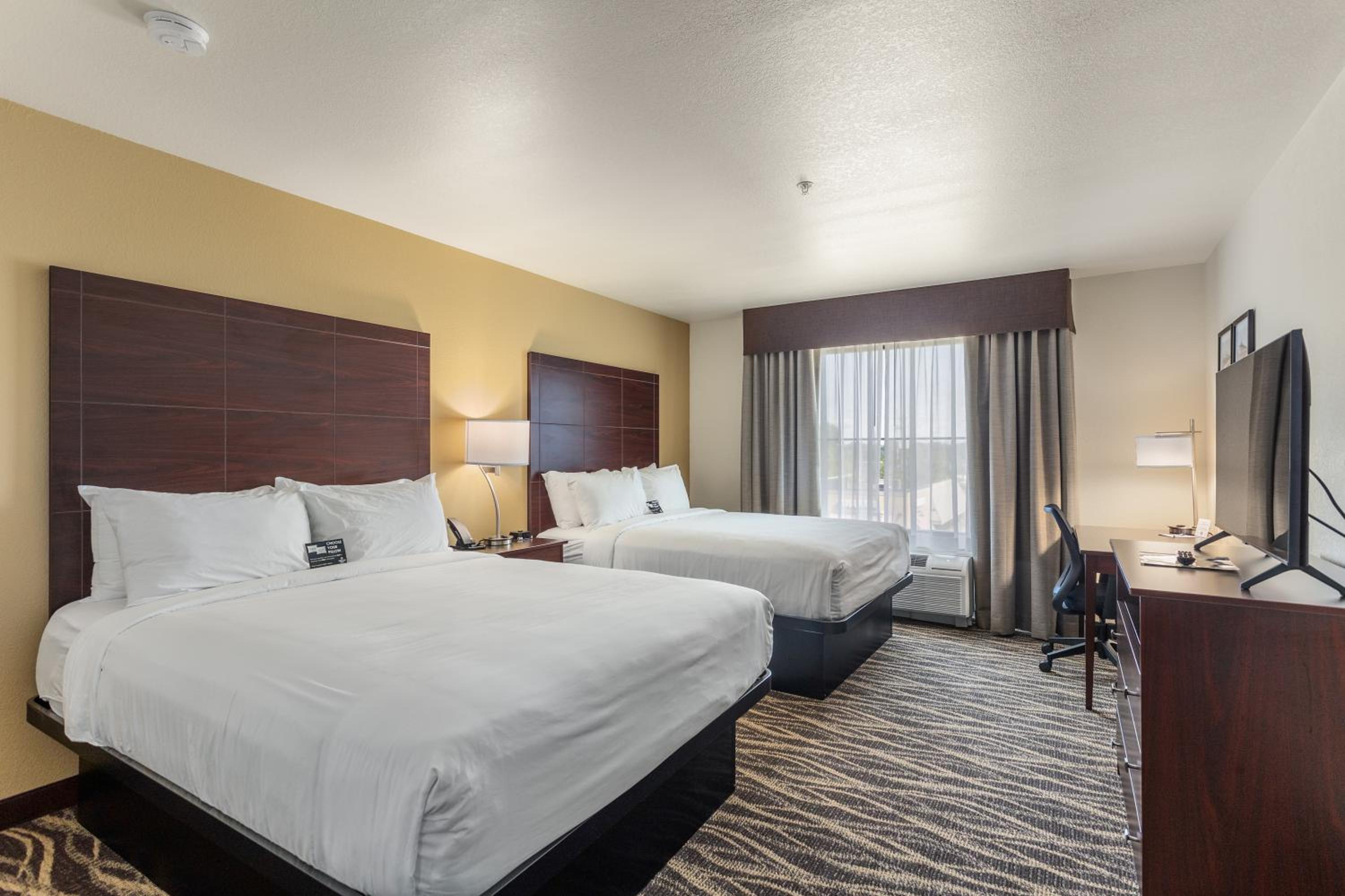 Queen Room with Two Queen Beds - Photo 4