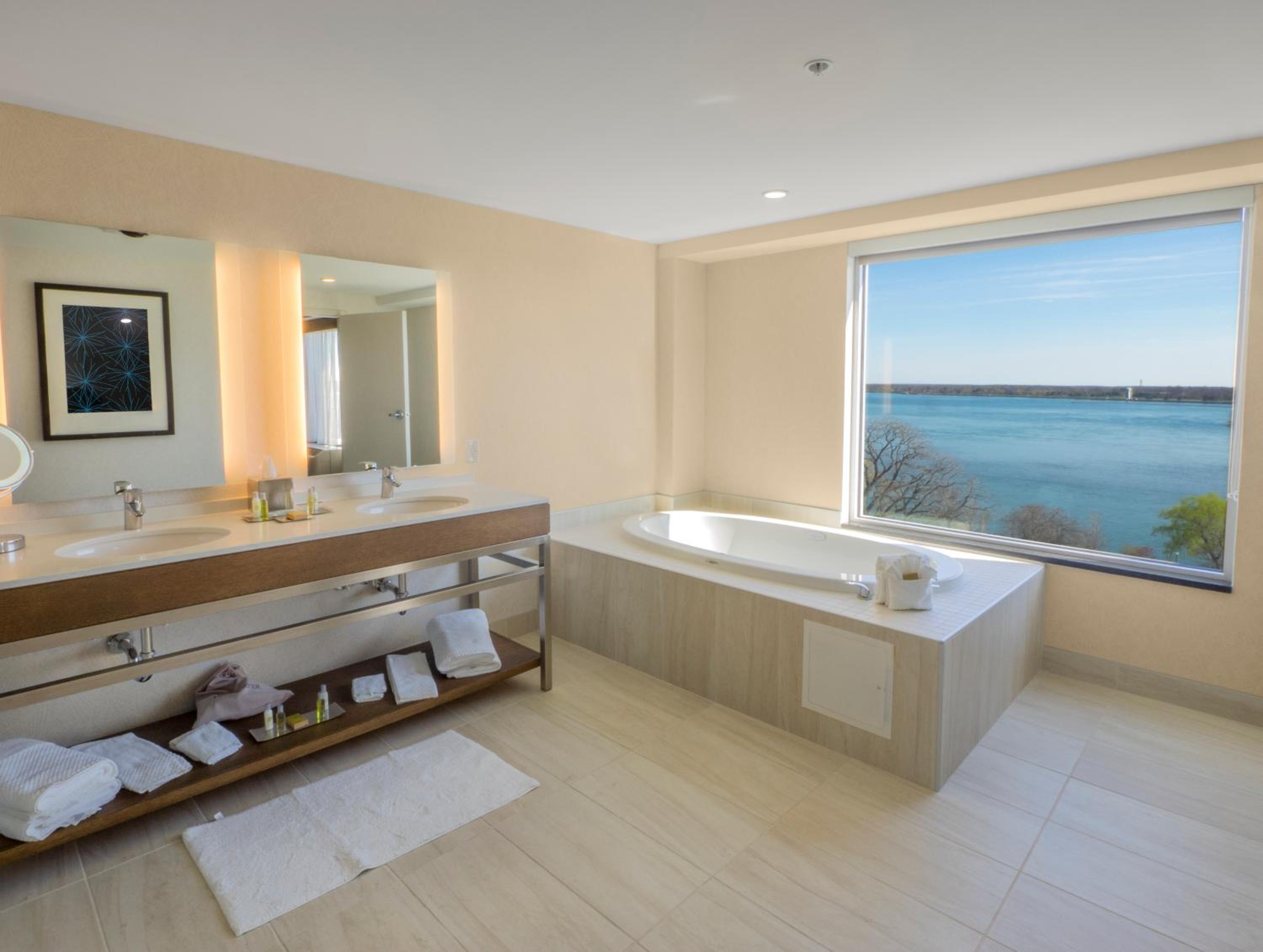 Executive King Suite with Whirlpool - Photo 4